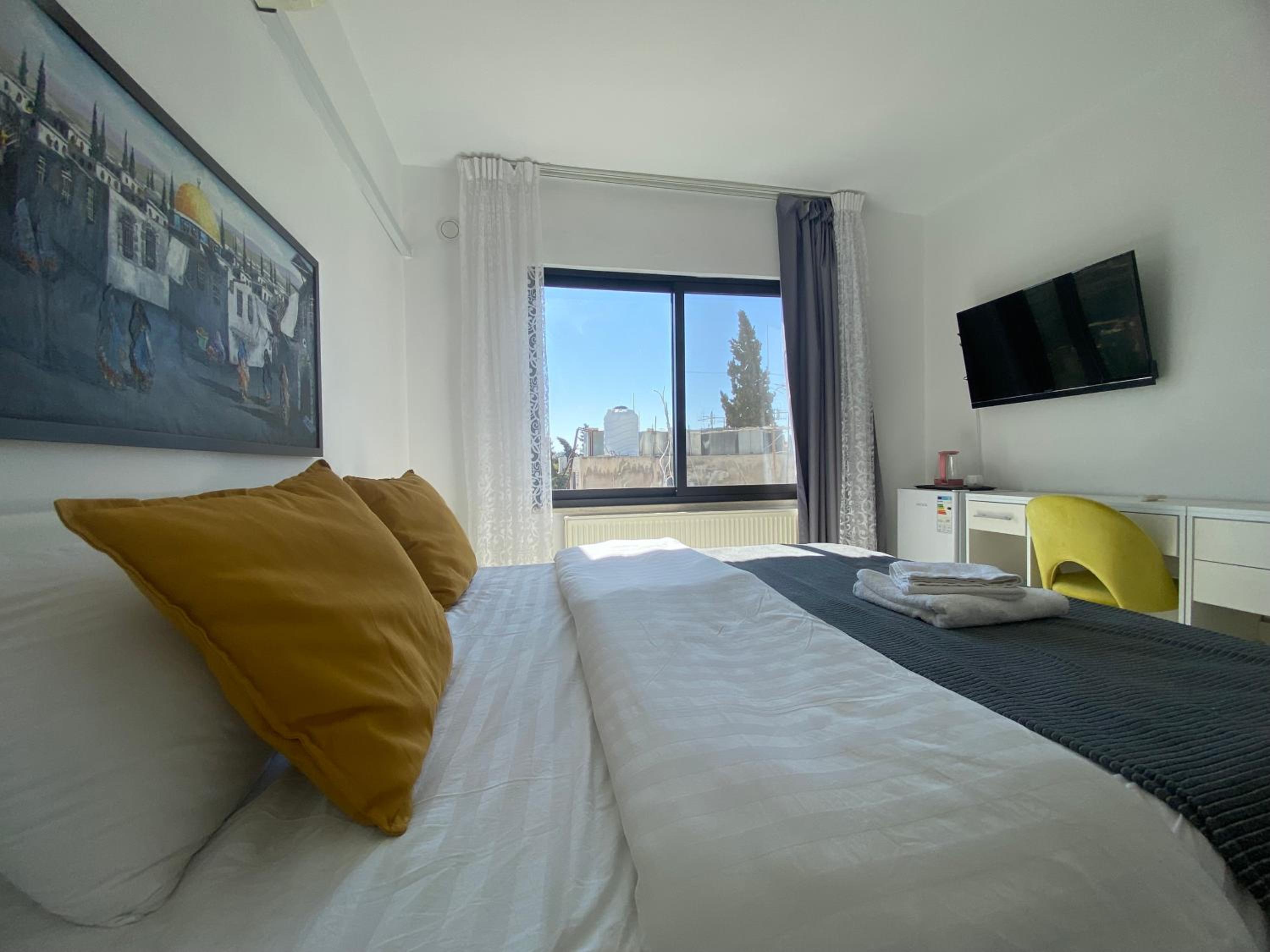 Double Room with Private Bathroom - Photo 13