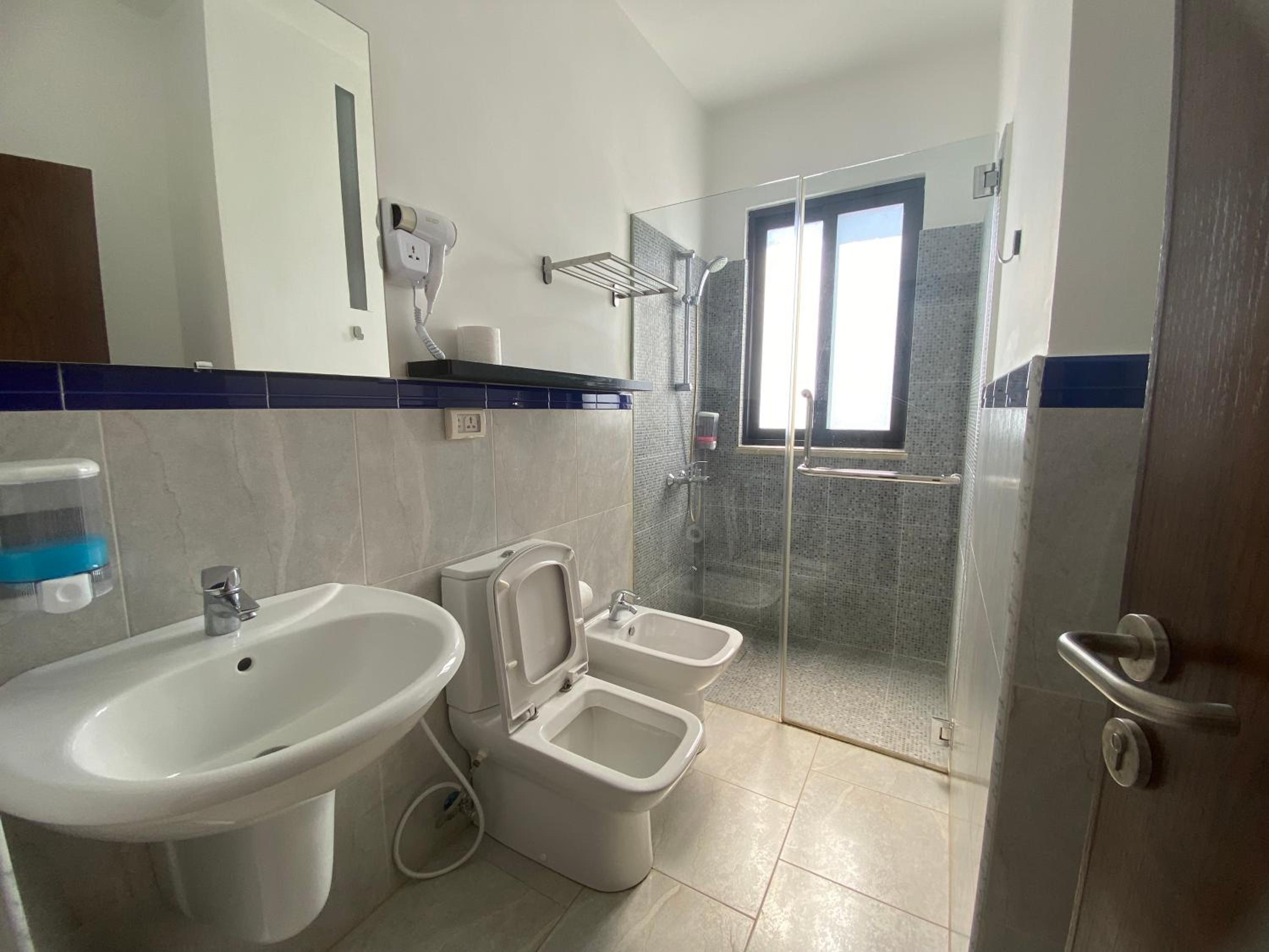 Double Room with Private Bathroom - Photo 18