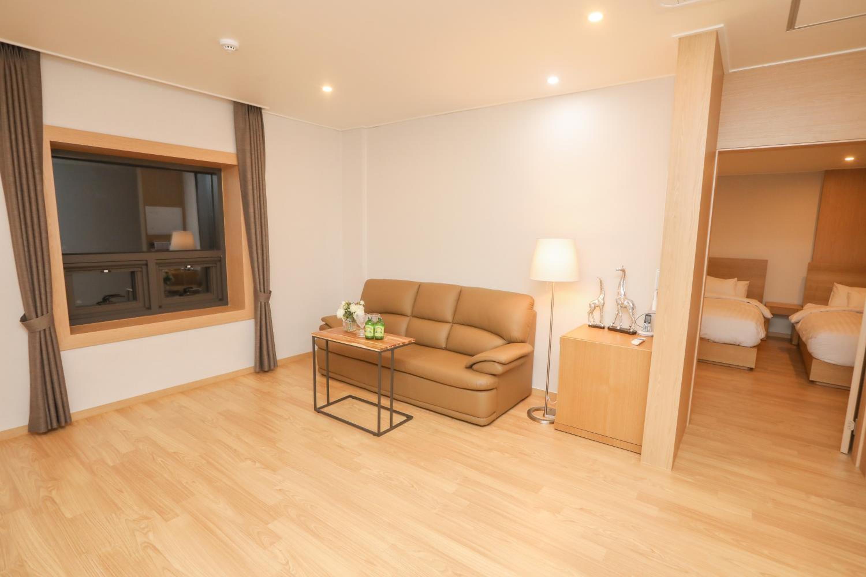 Family Room - Photo 2