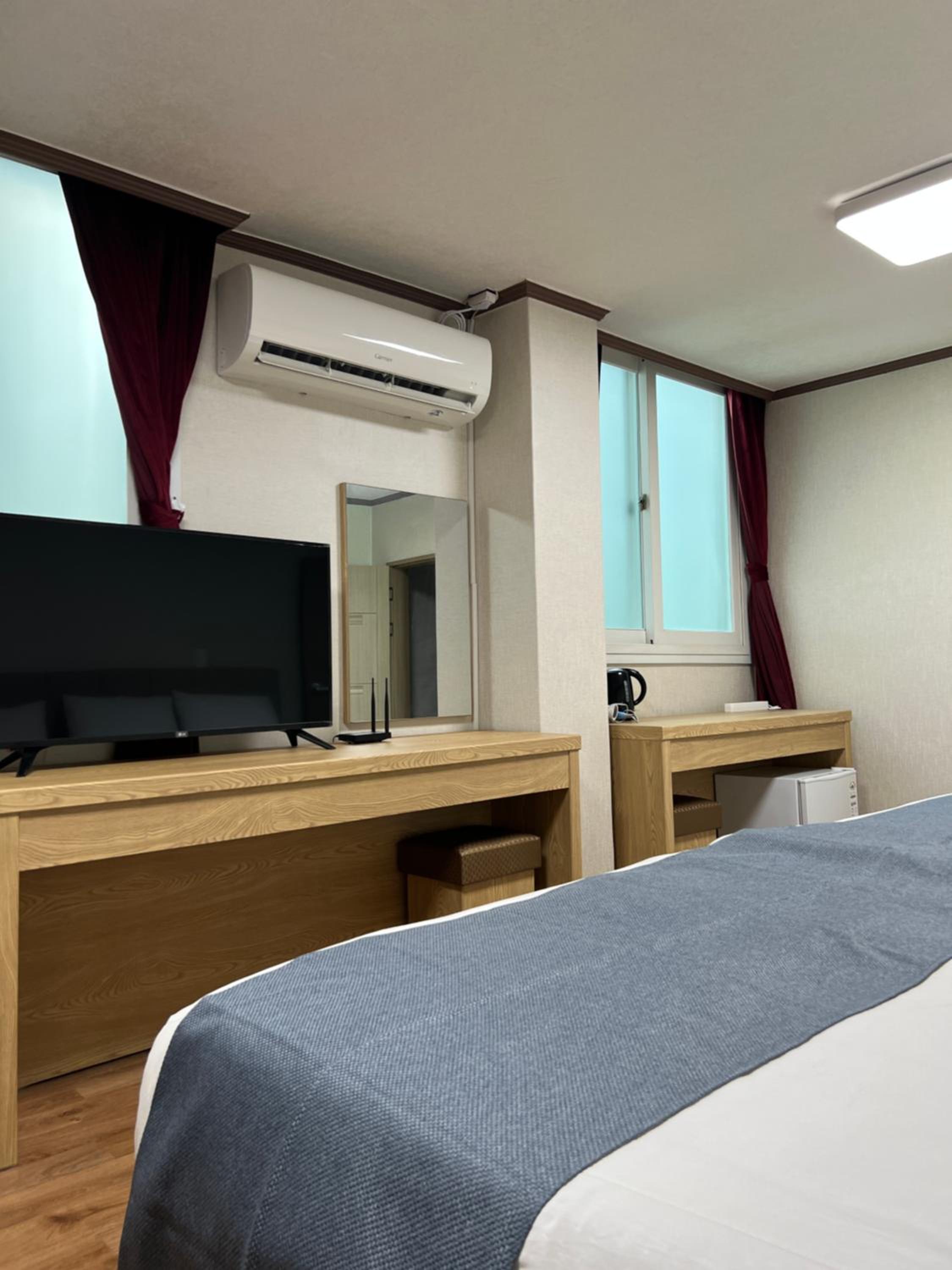 Quadruple Room with Private Bathroom - Photo 8