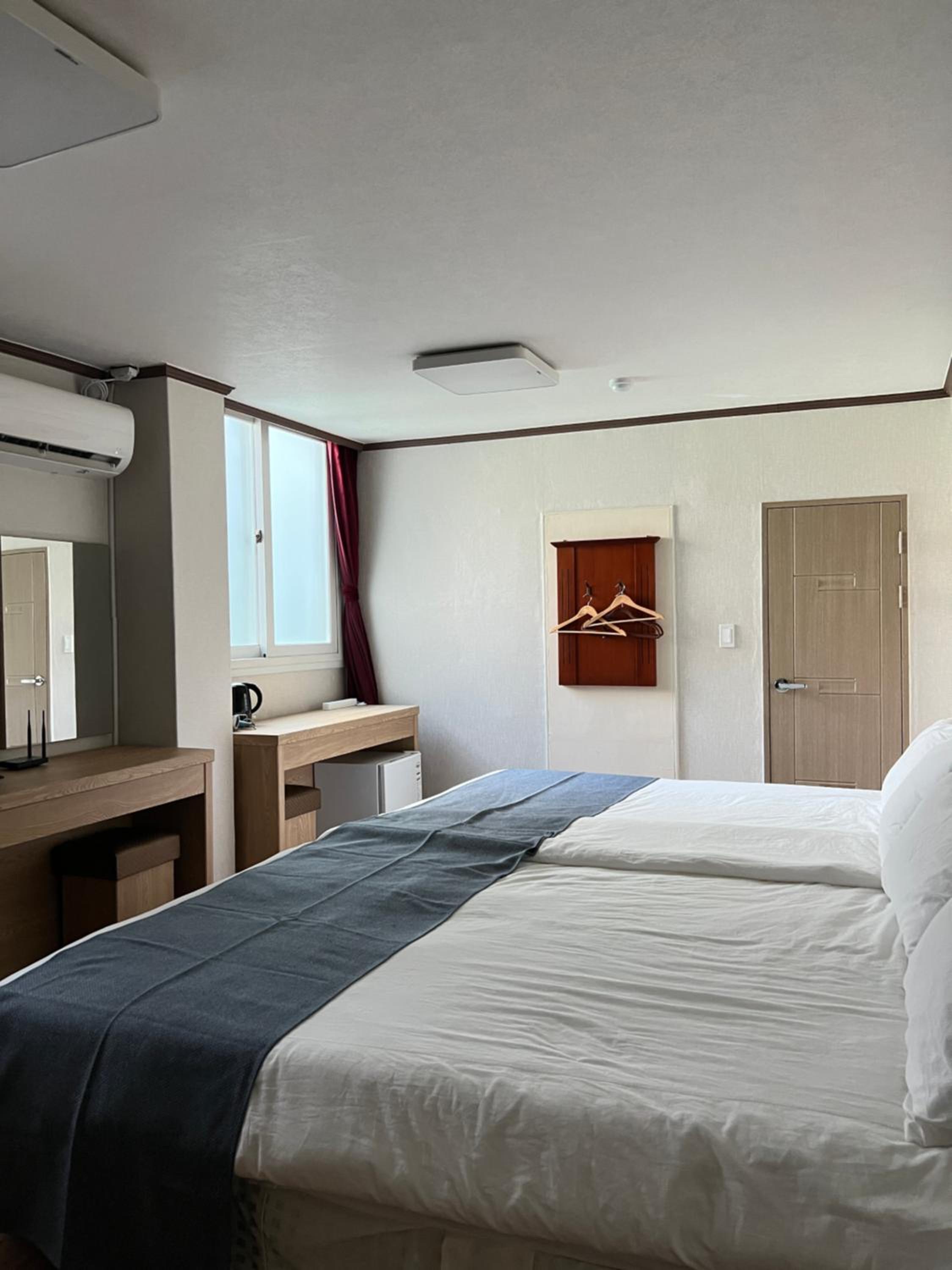 Quadruple Room with Private Bathroom - Photo 6