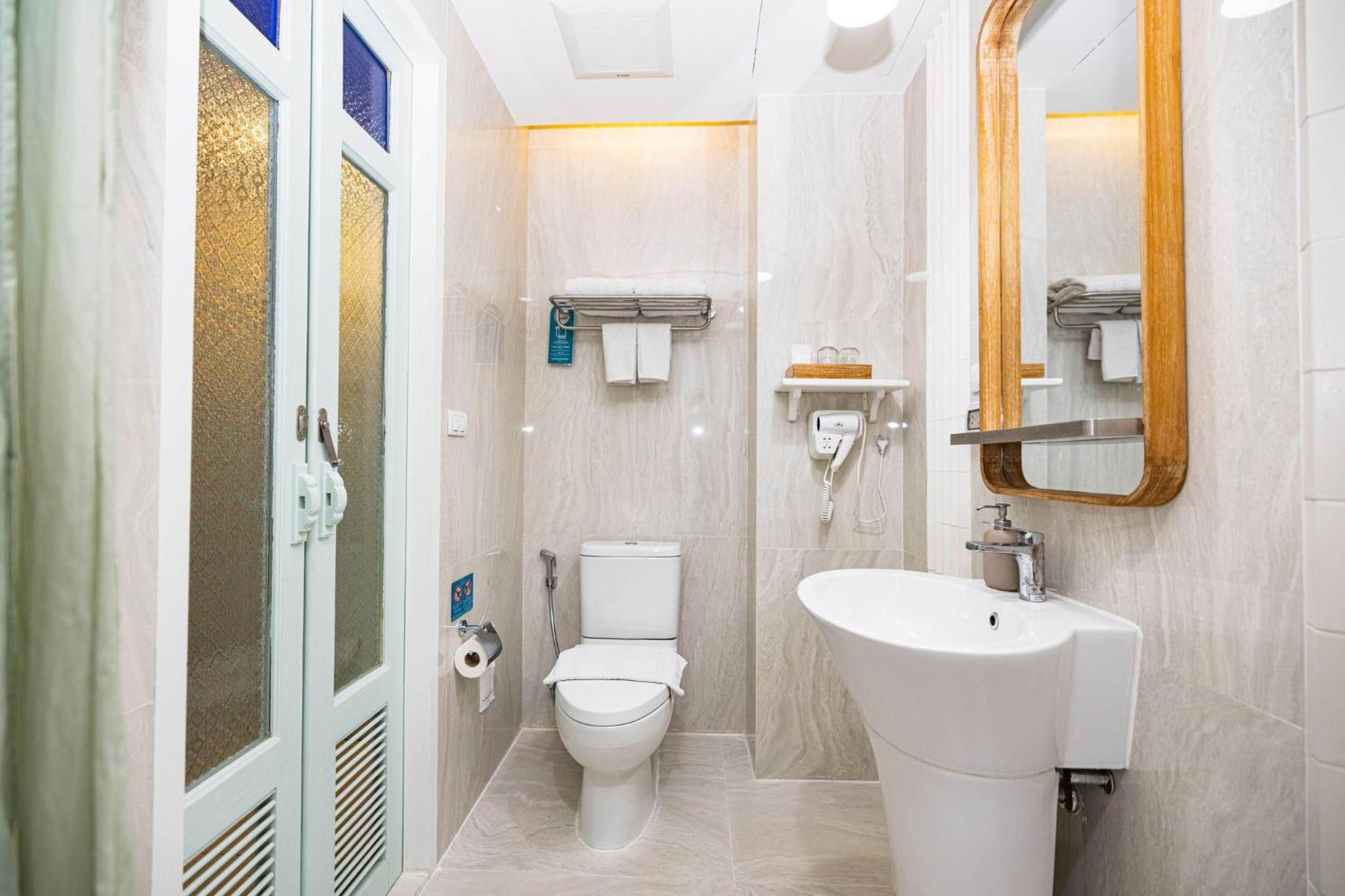 Deluxe Double or Twin Room with Pool Access photo 3