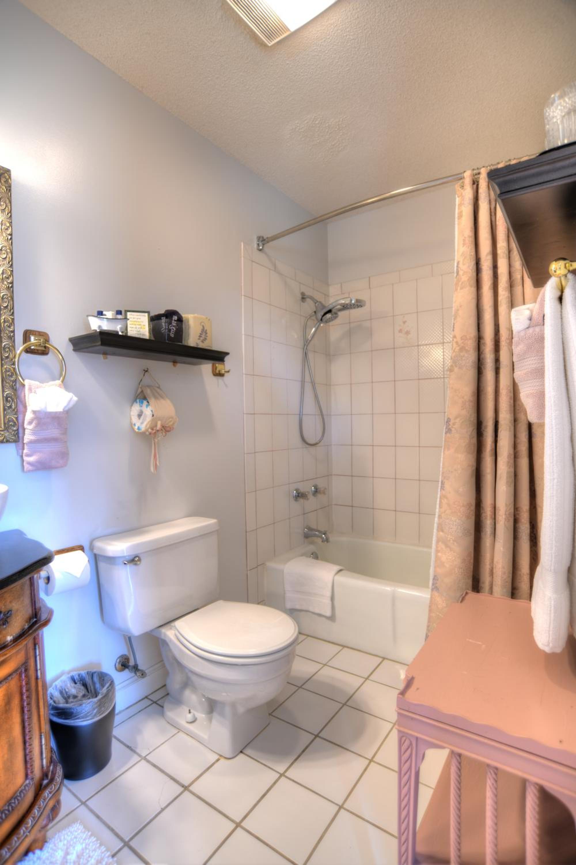 Deluxe Queen Room with Balcony photo 2