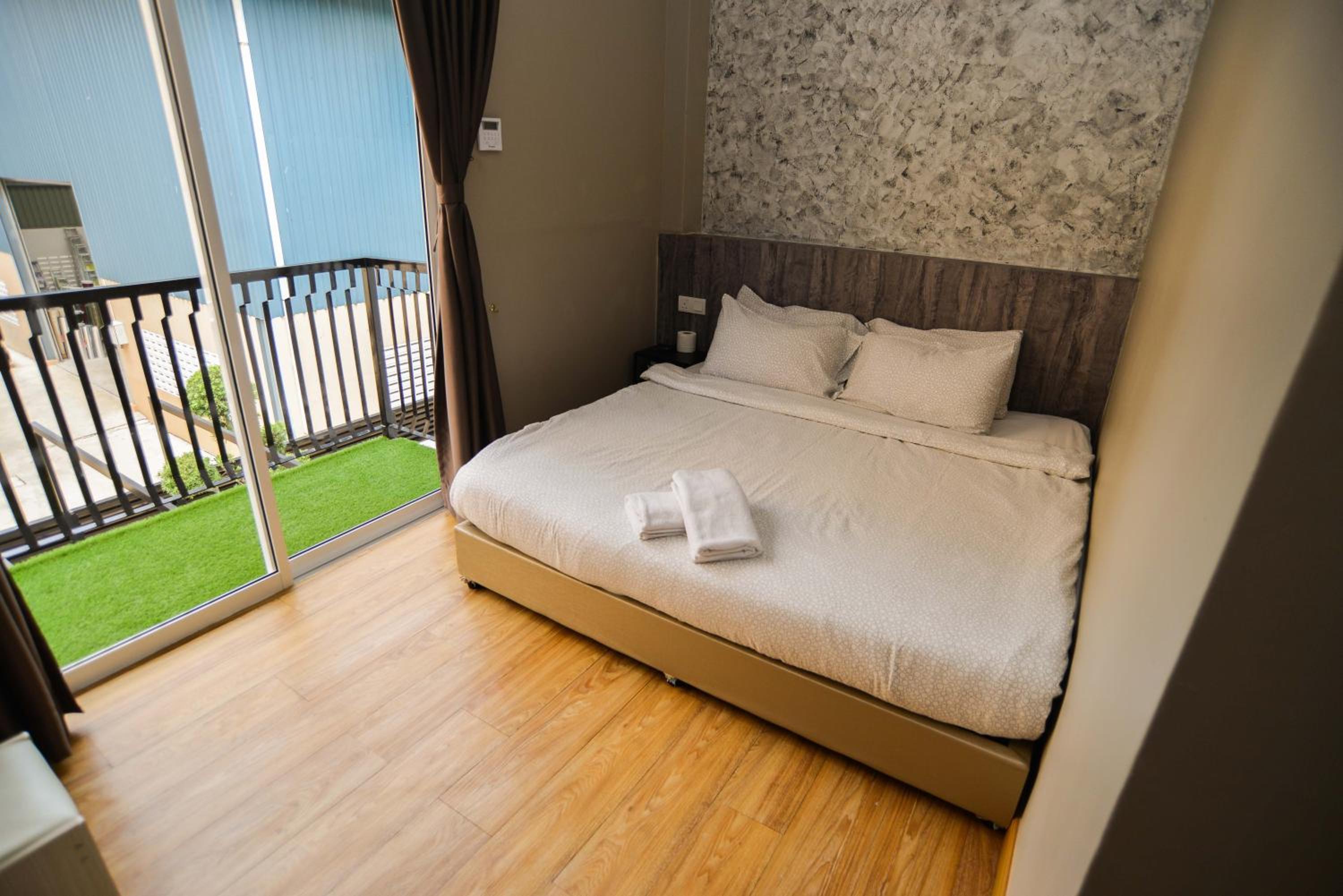 Deluxe King Room photo 3