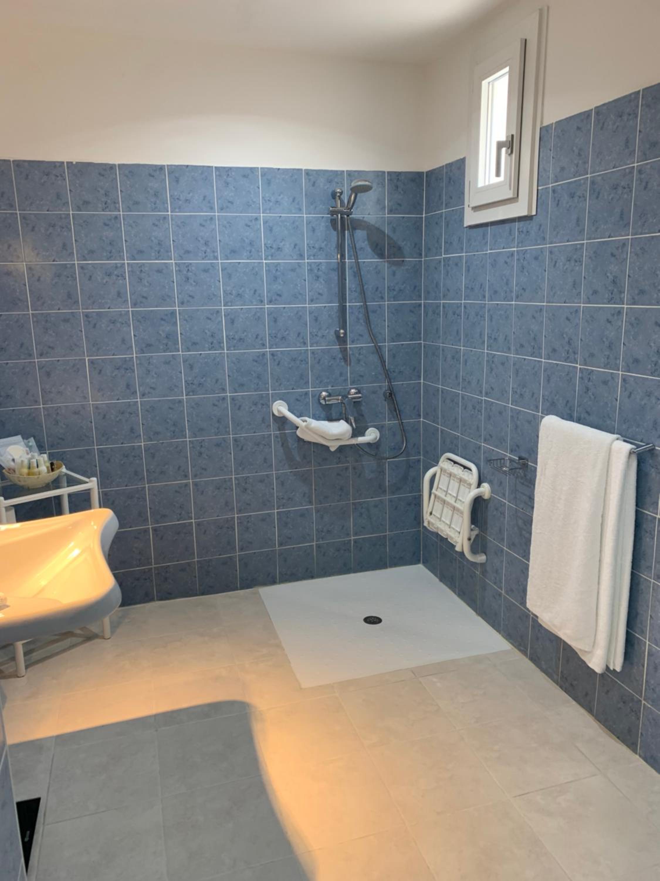 Double Room with Sea View - Disability Access photo 3