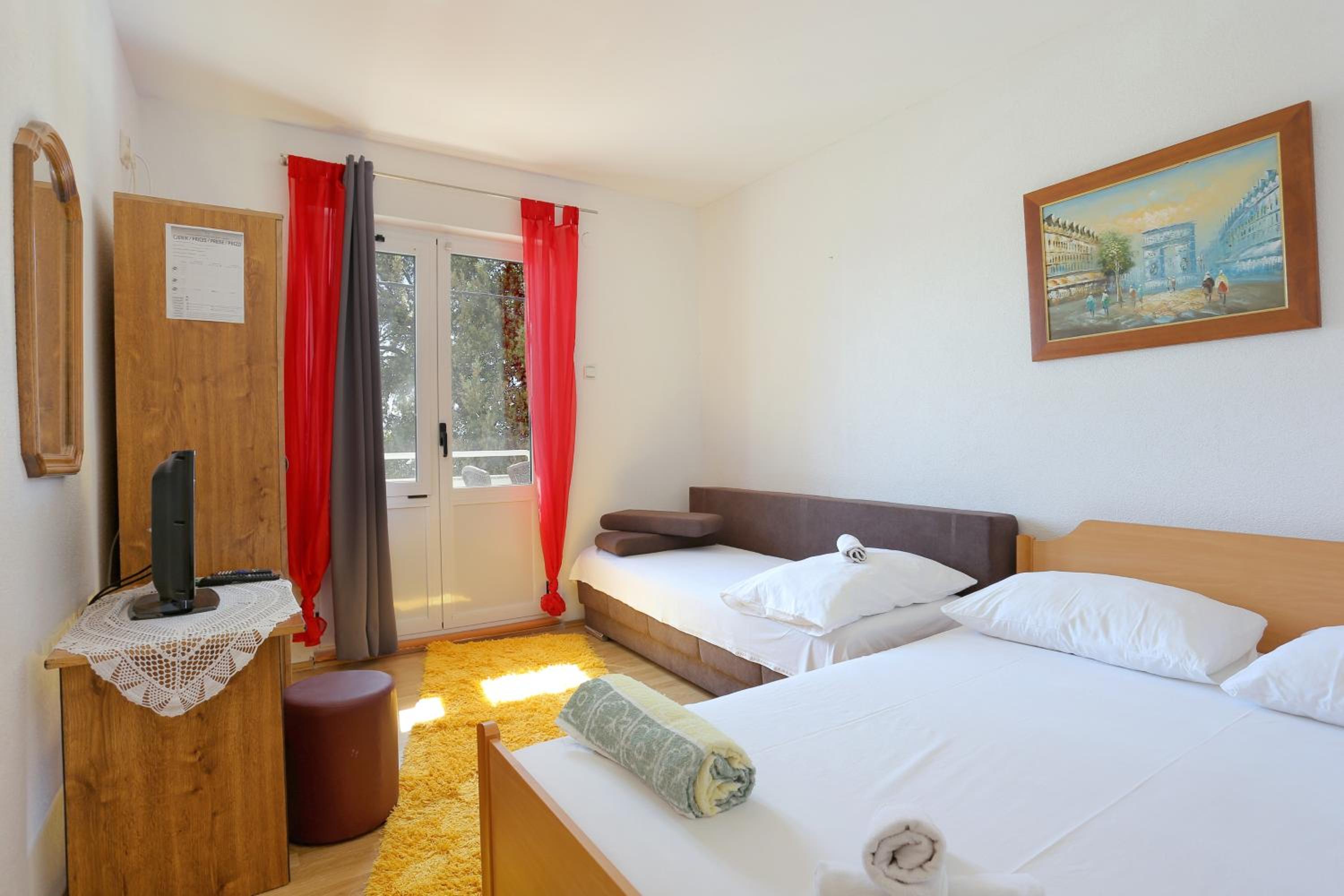 Two-Bedroom Apartment with Balcony and Sea View photo 3