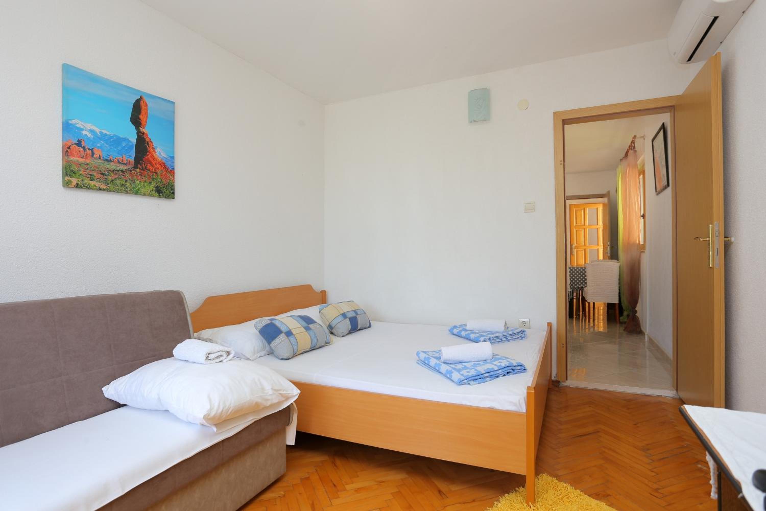 One-Bedroom Apartment with Balcony and Sea View photo 3