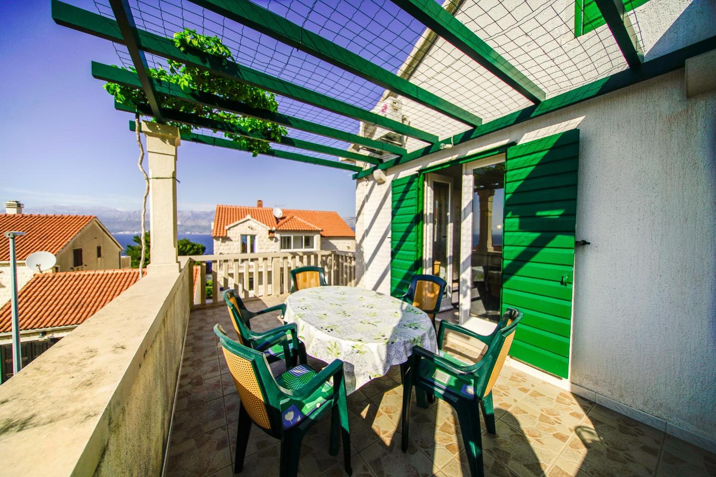 Three-Bedroom Apartment with Terrace and Sea View photo 2