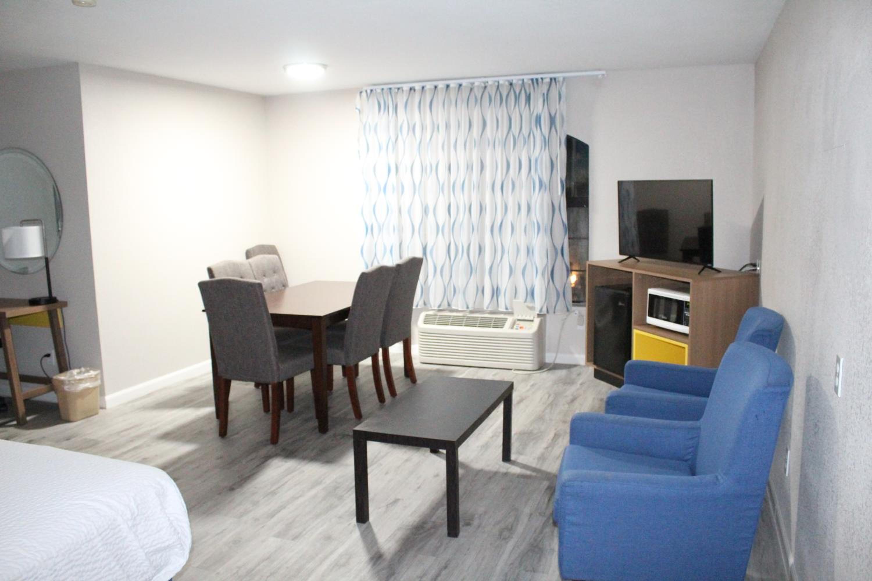 Suite with Two Queen Beds - Non-Smoking - Photo 4