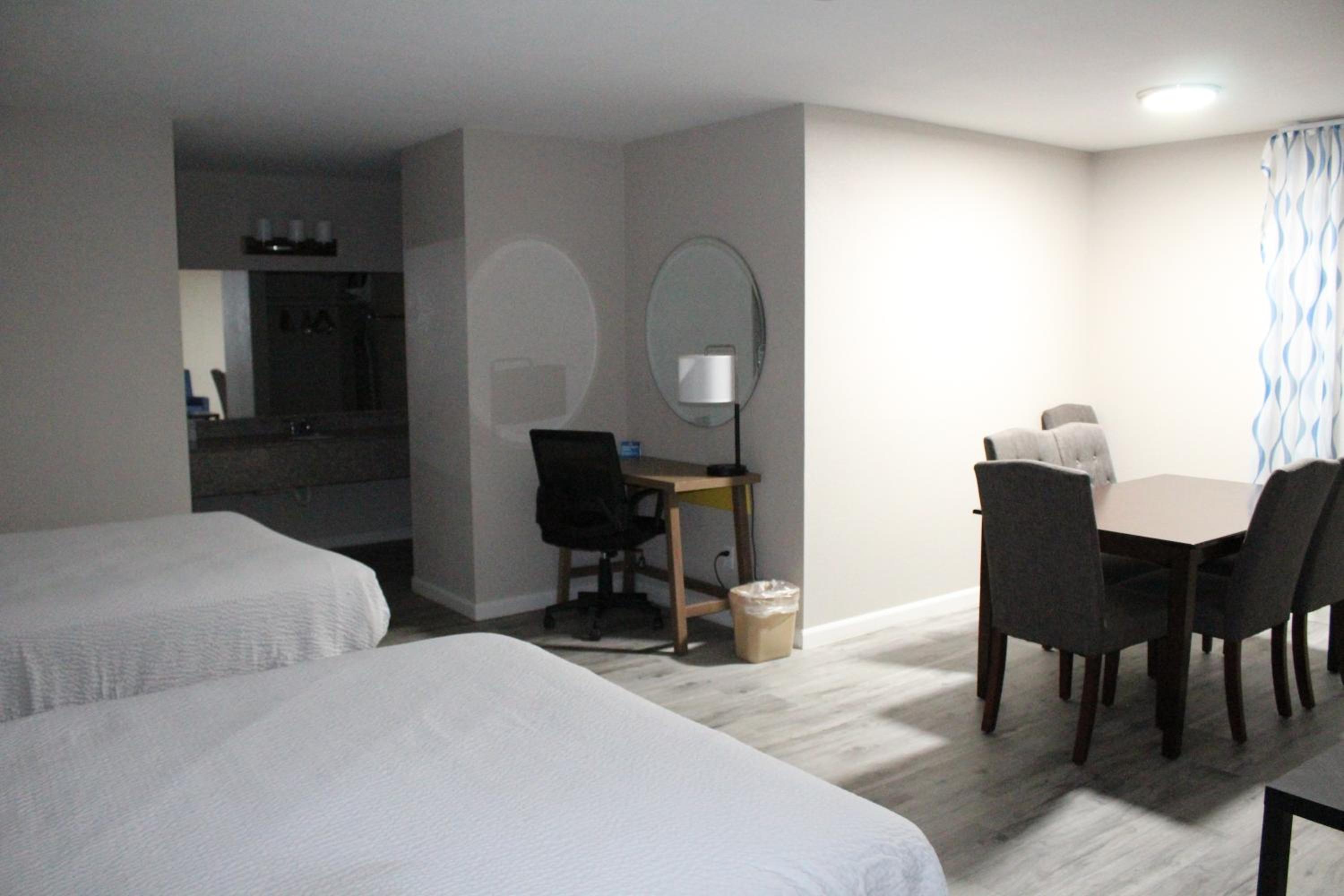 Suite with Two Queen Beds - Non-Smoking - Photo 5