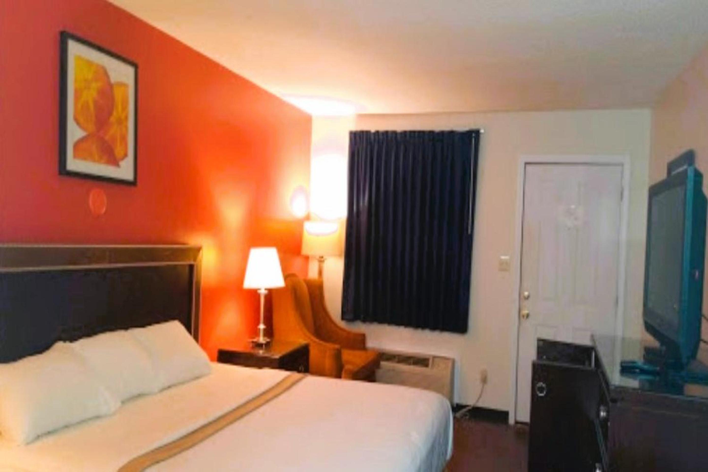 King Bed with Kitchenette	 photo 3