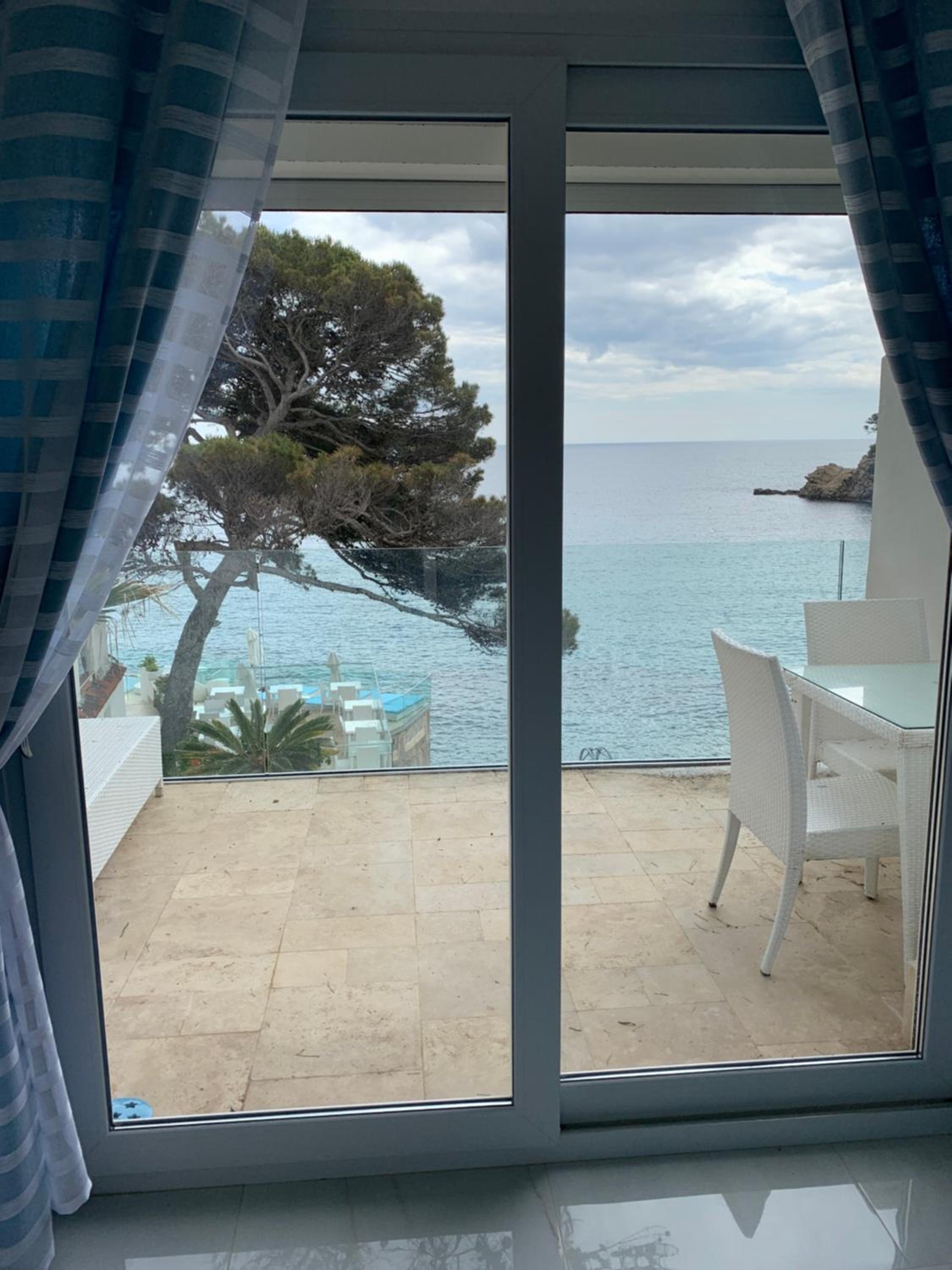 Double Room with Sea View - Disability Access photo 2