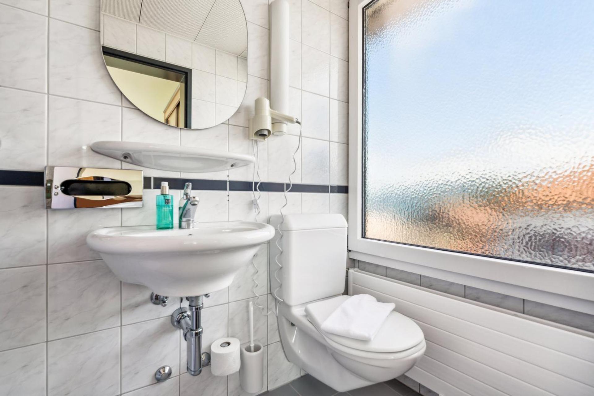 Family Room With Private Bathroom photo 2