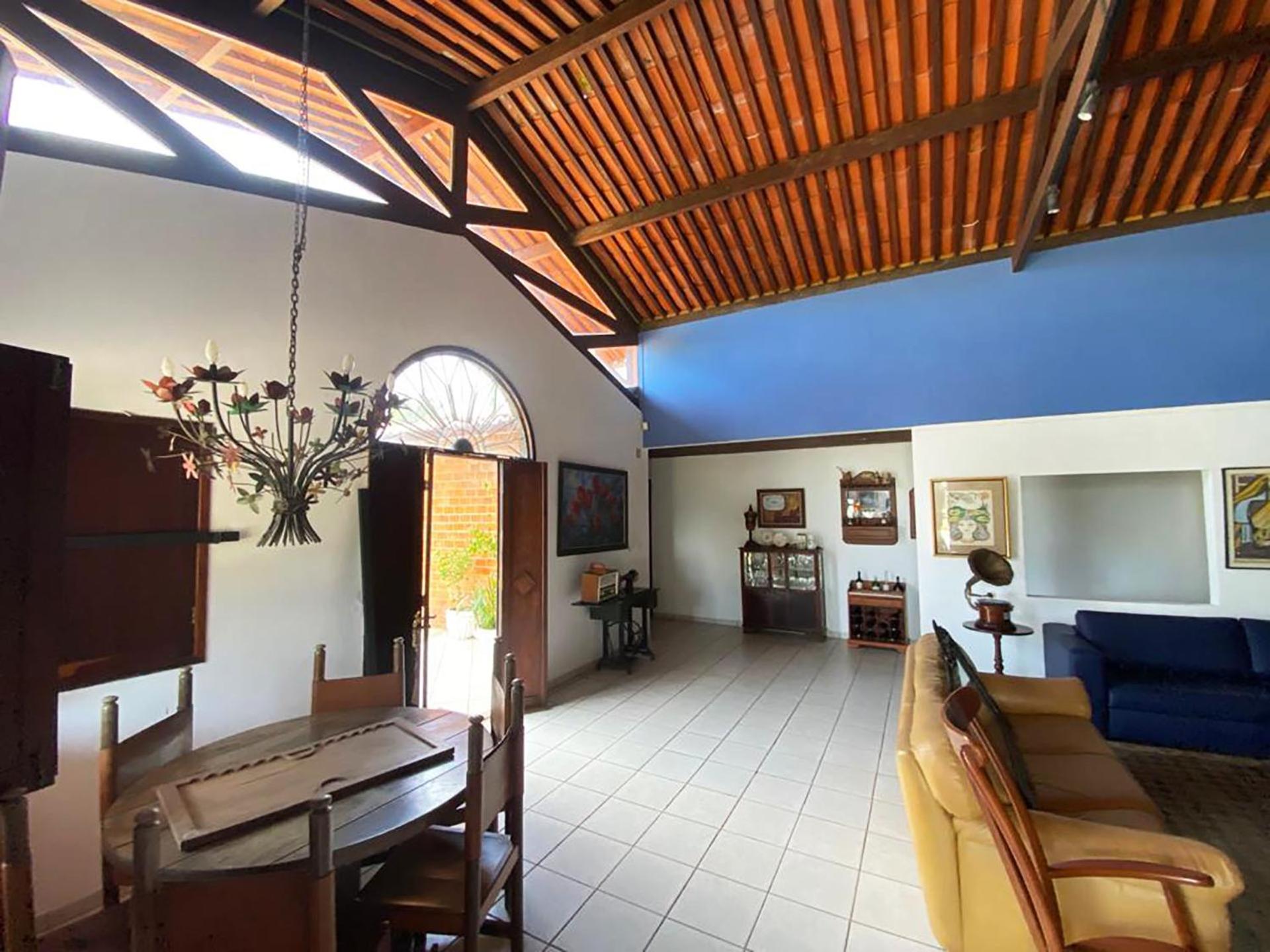 Six-Bedroom House photo 3