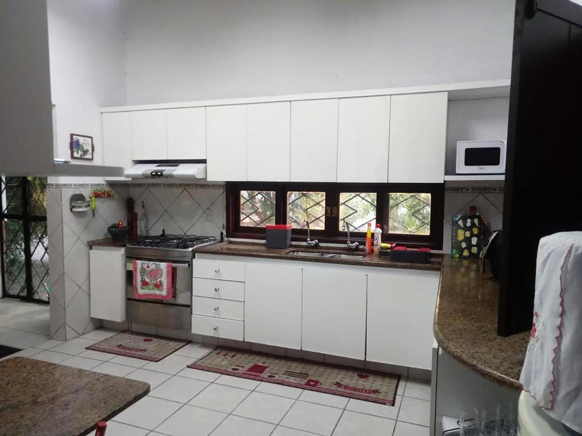 Six-Bedroom House photo 2