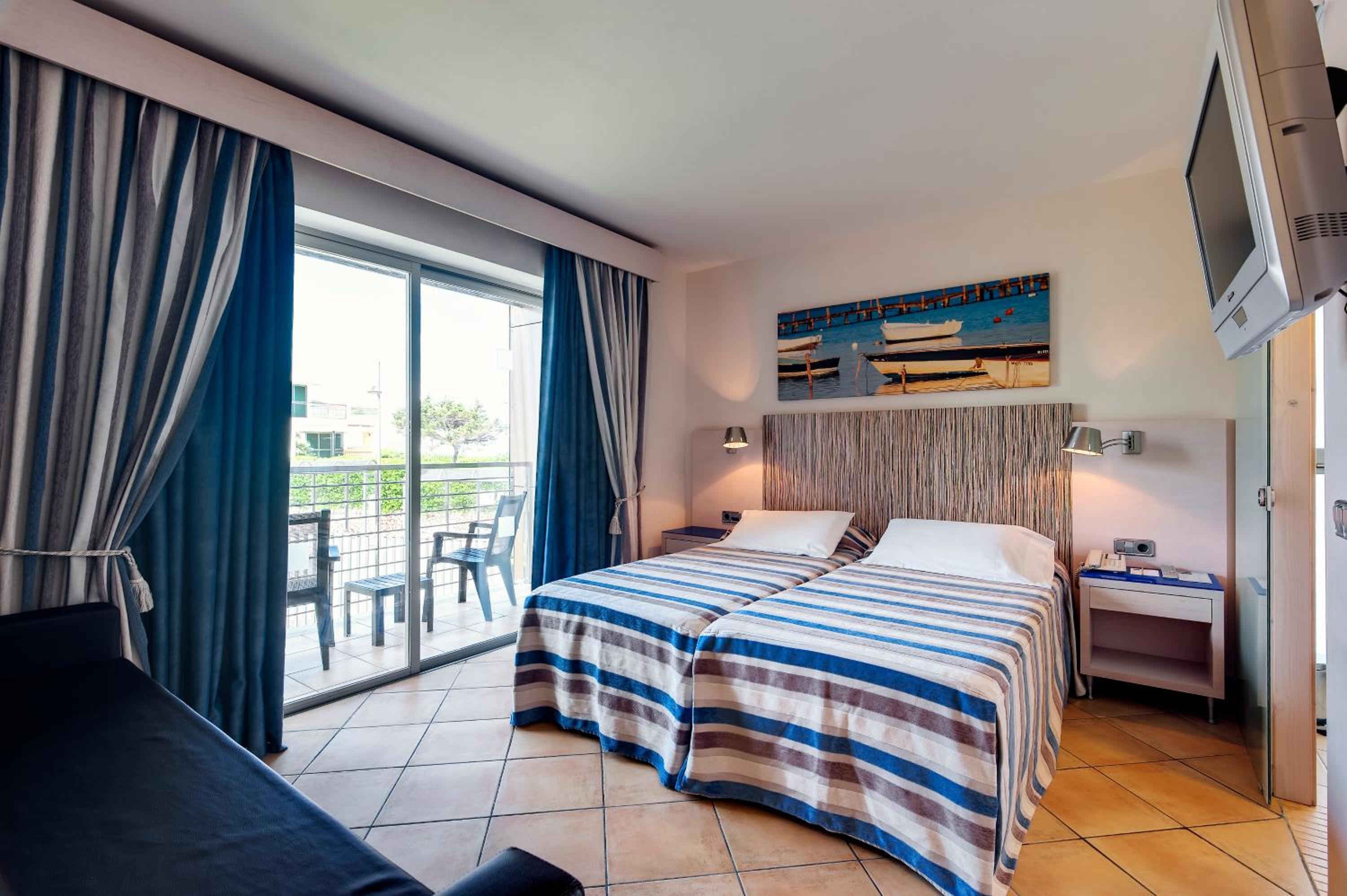 Deluxe room (2 adults)