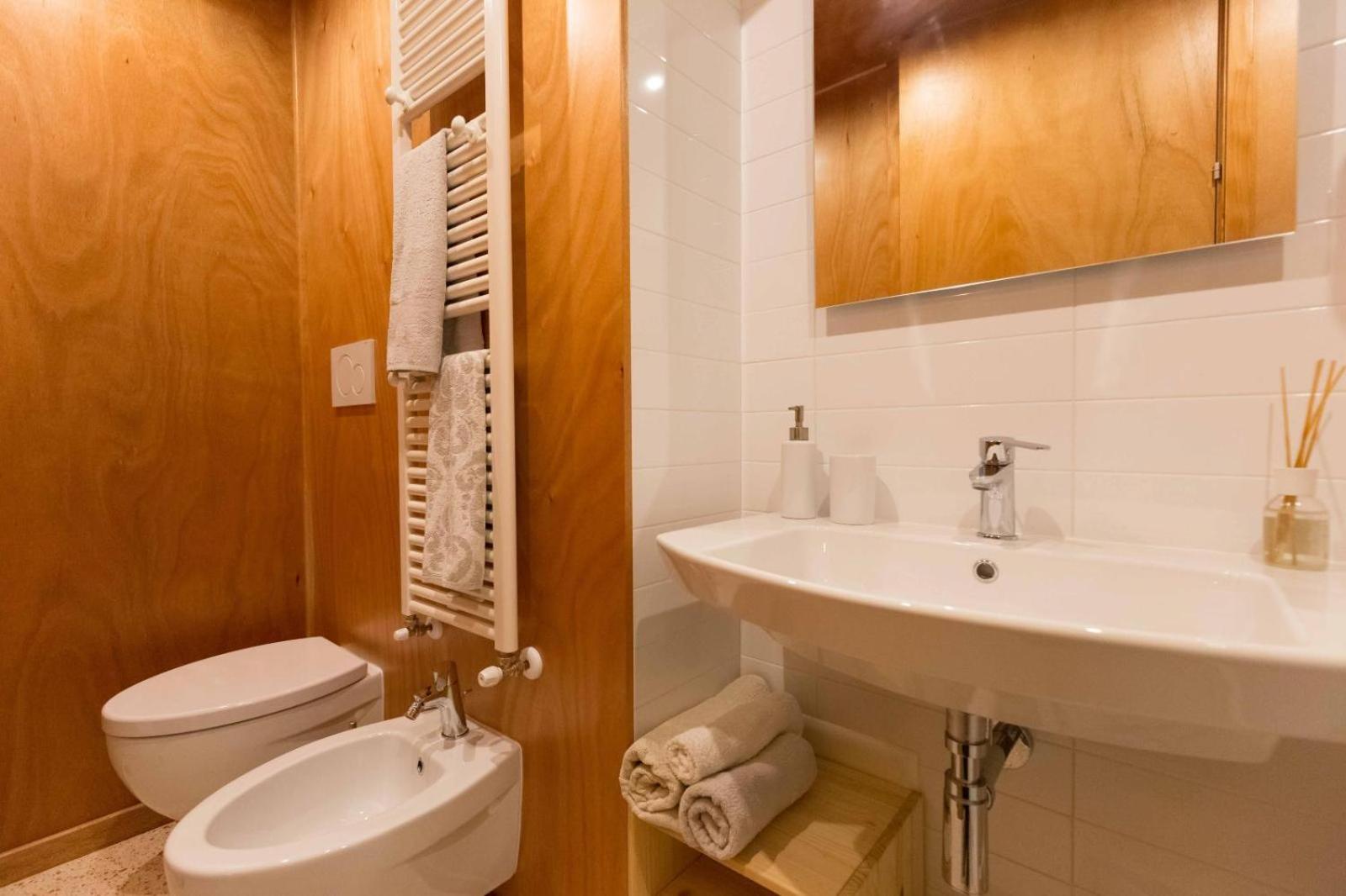 Deluxe Double Room with Balcony - Photo 5
