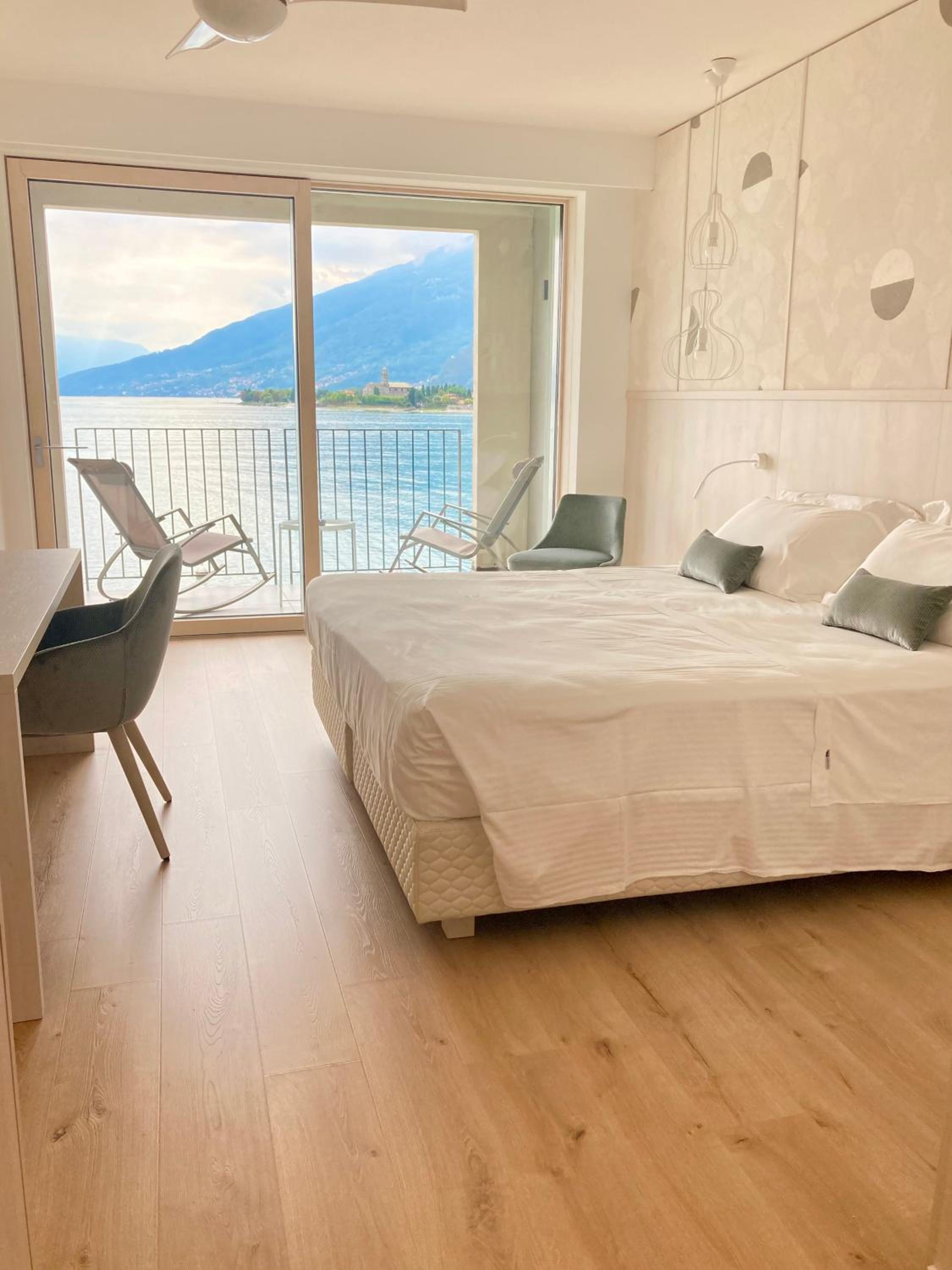 Deluxe Double Room with Balcony - Photo 13