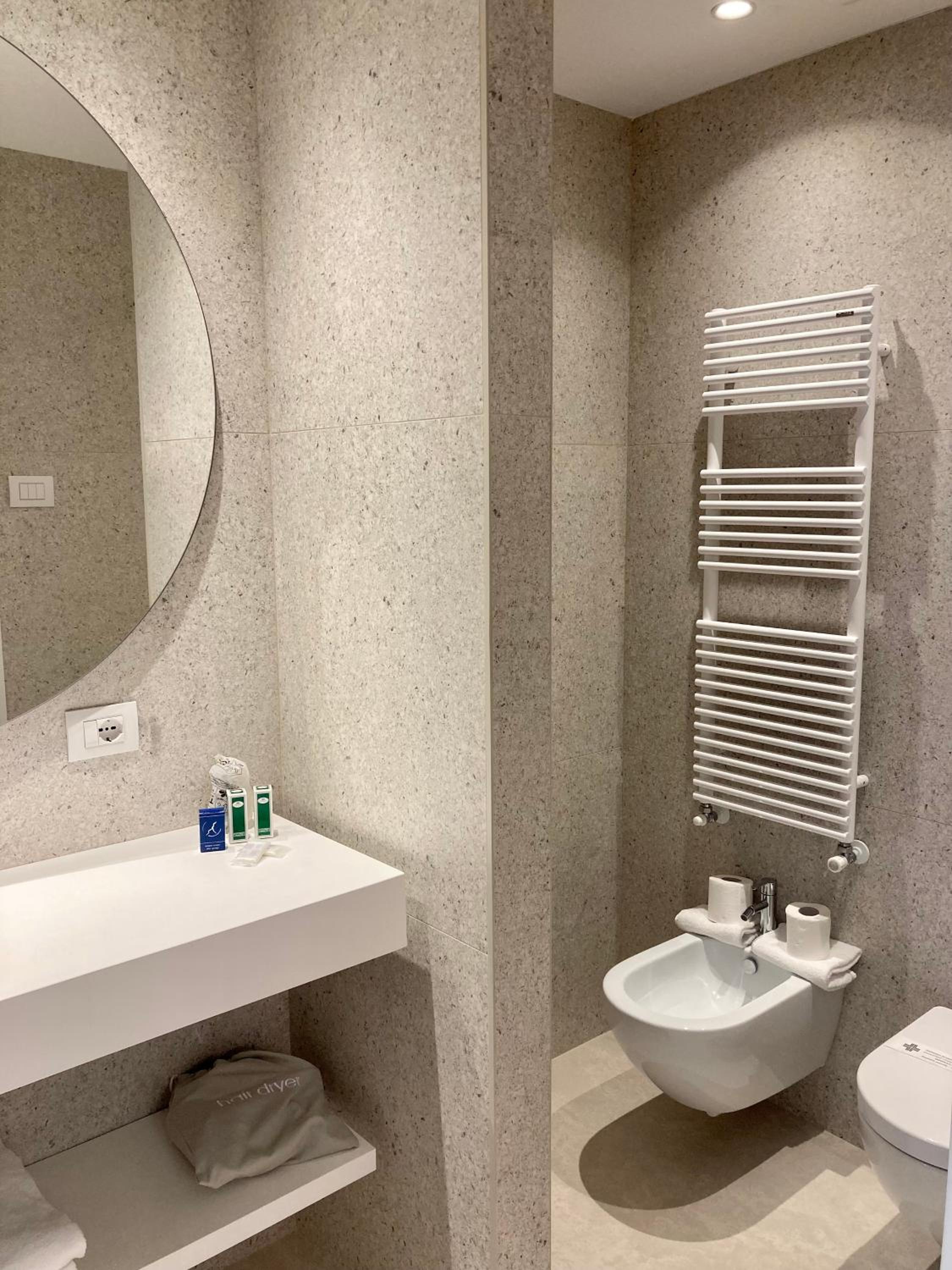 Deluxe Double Room with Balcony - Photo 11