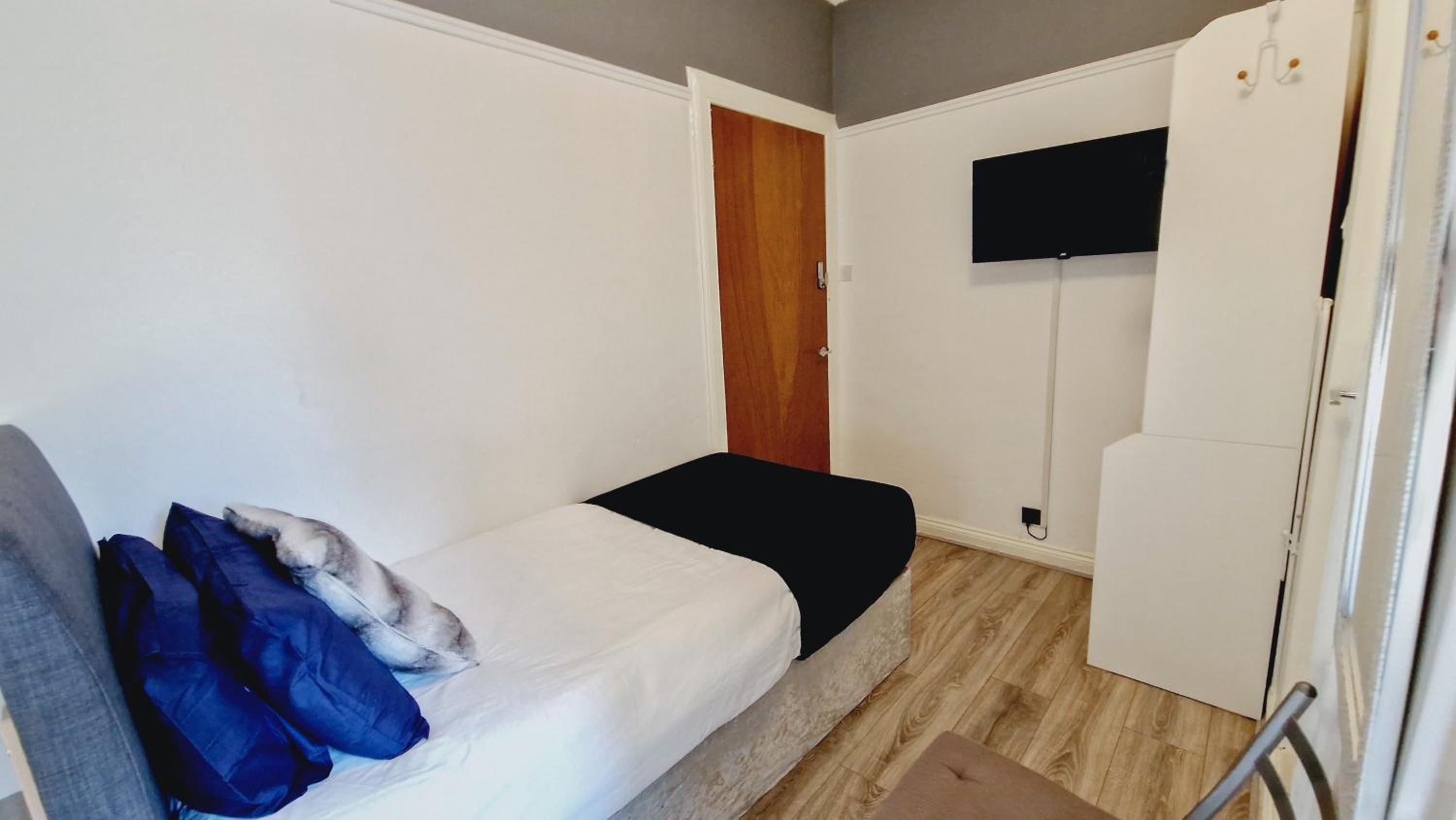 One-Bedroom Apartment photo 2