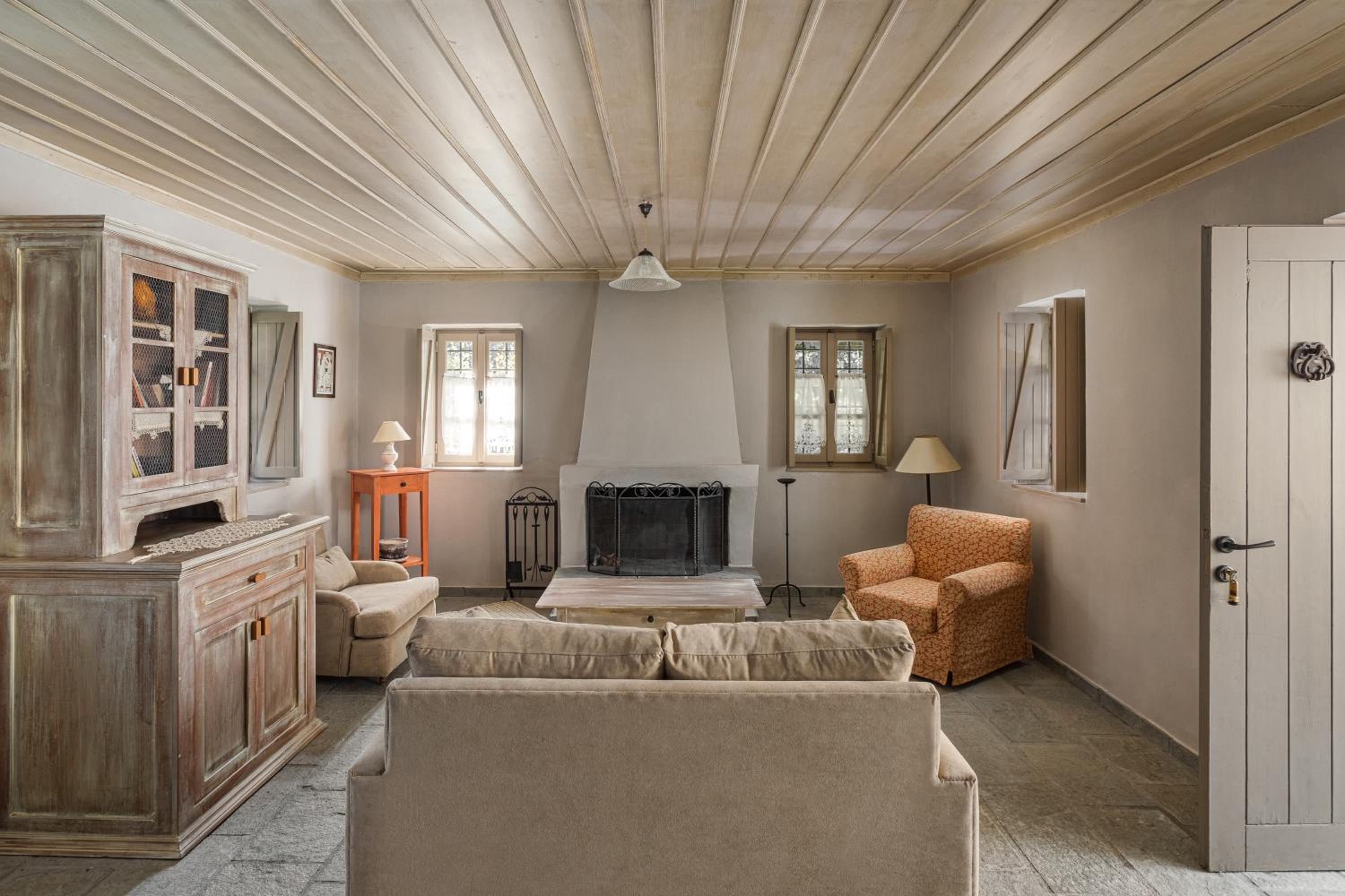 Family Room - Photo 6