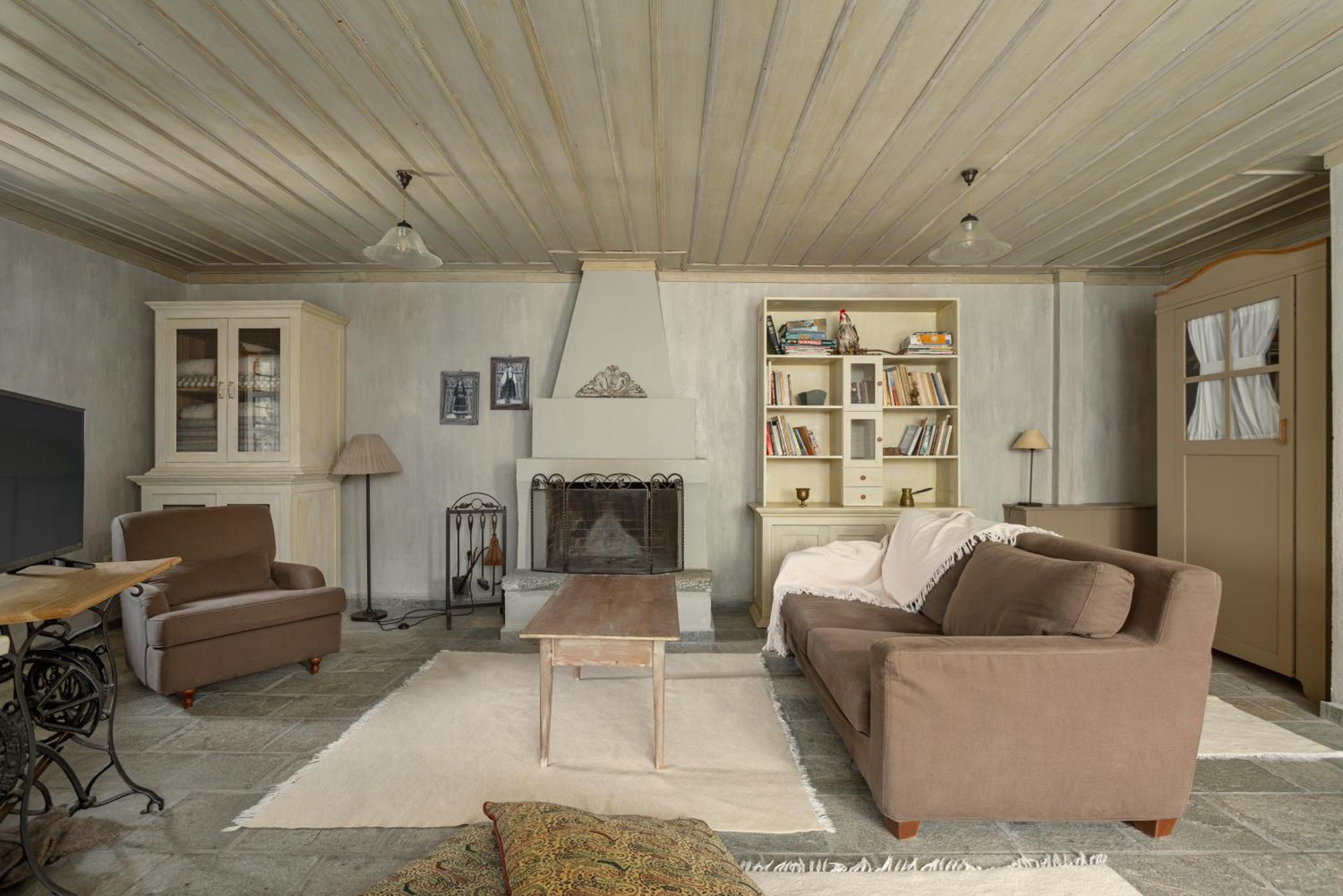 Family Room - Photo 2