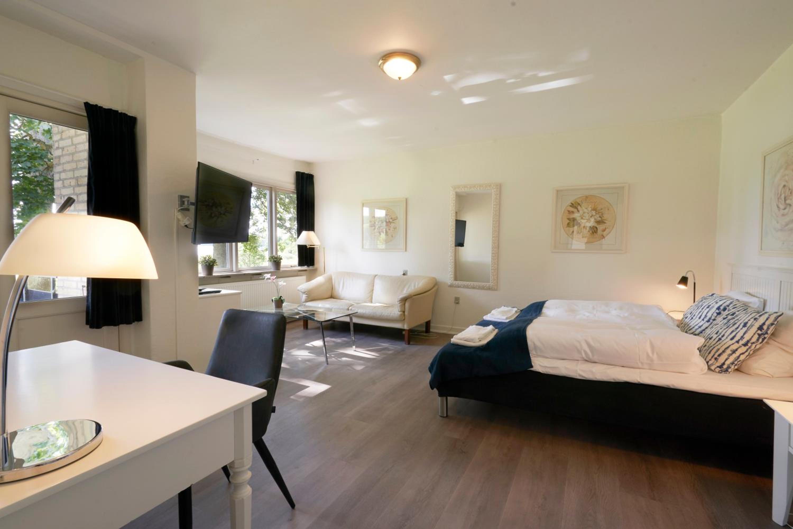 Deluxe Double Room with Balcony photo 3