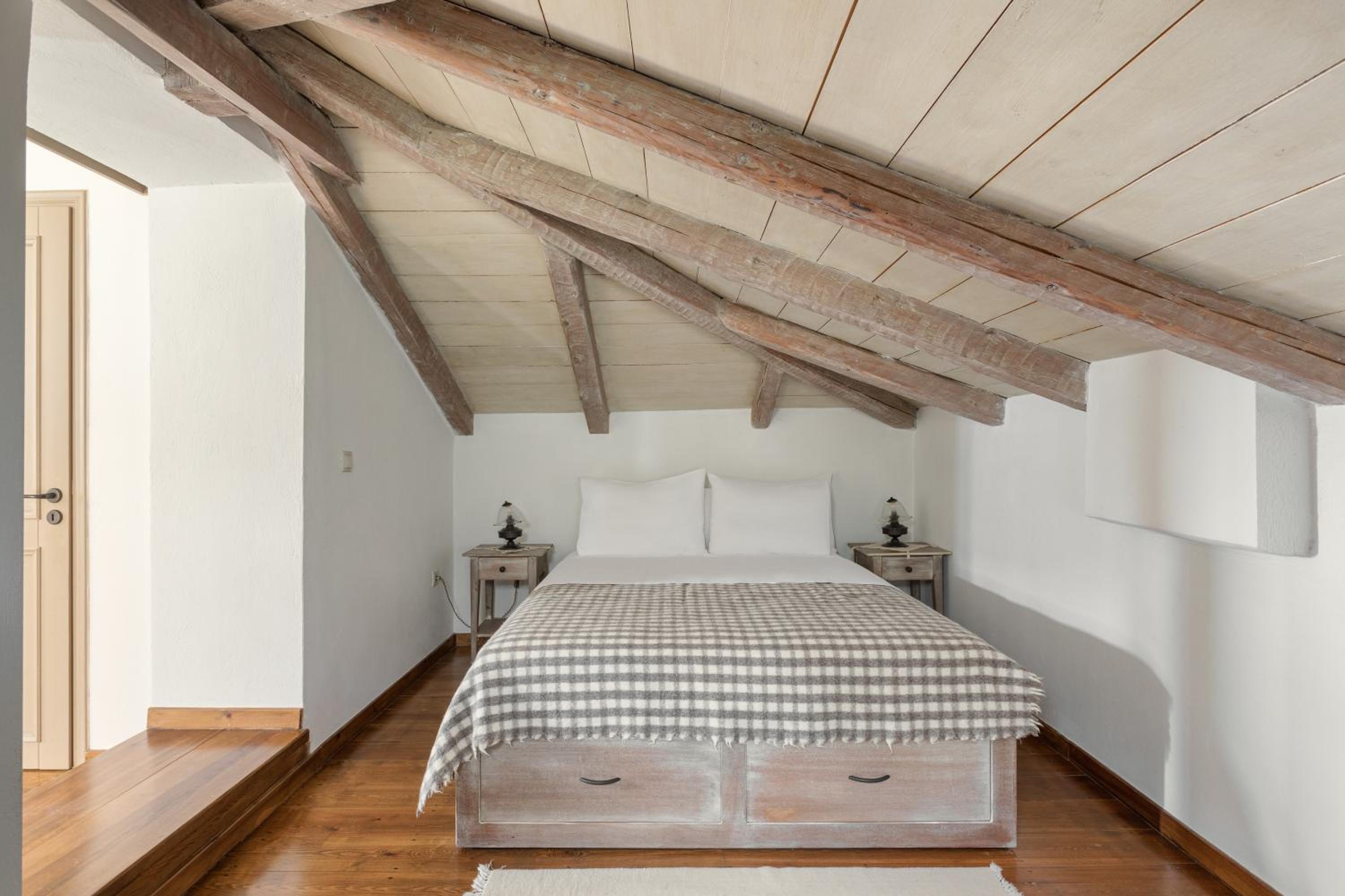 Standard Double Room - Photo 9