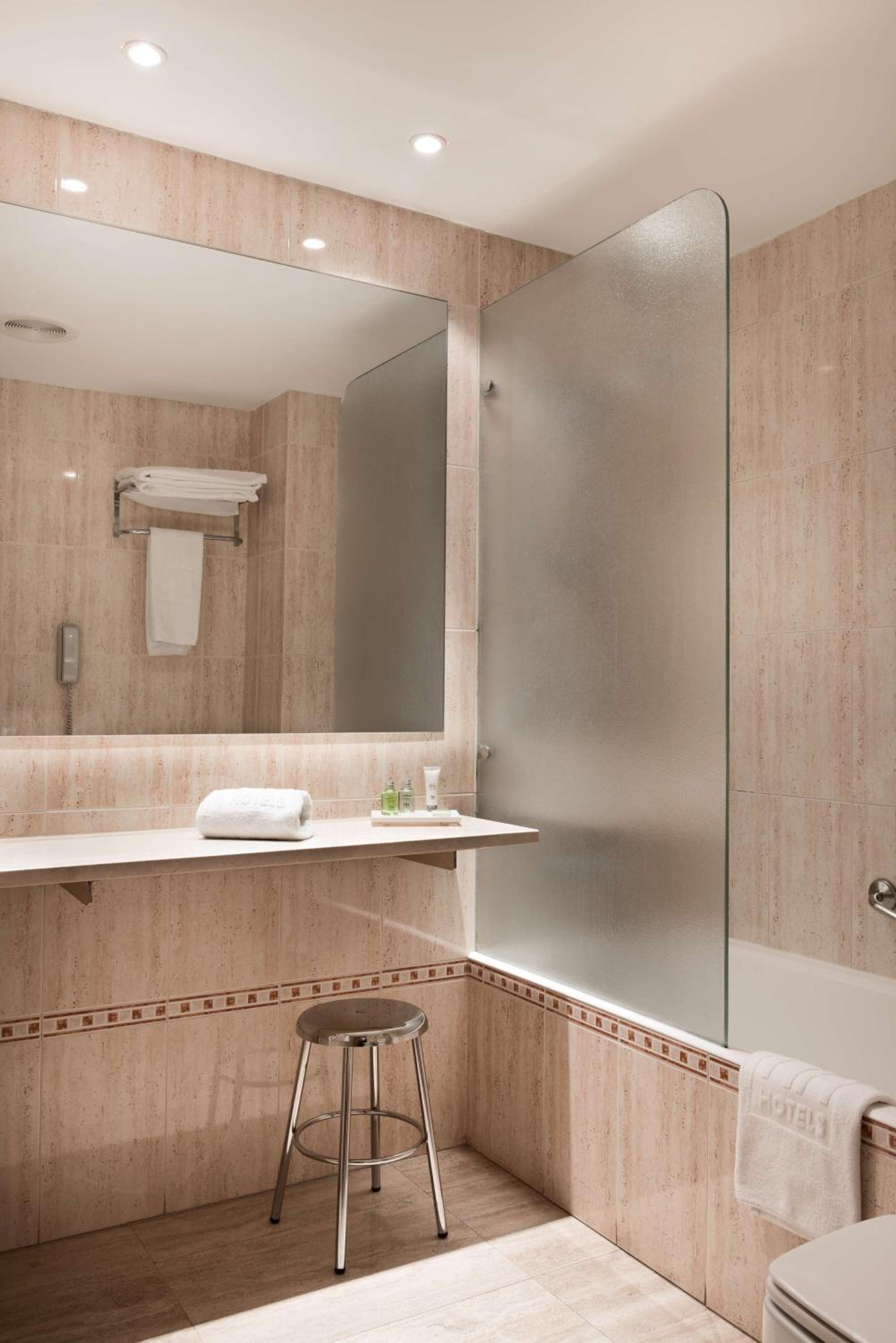 Standard Double or Twin Room - Photo 3
