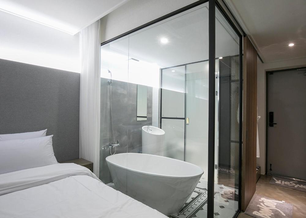 Standard Double Room with Ferris wheel View - Photo 5