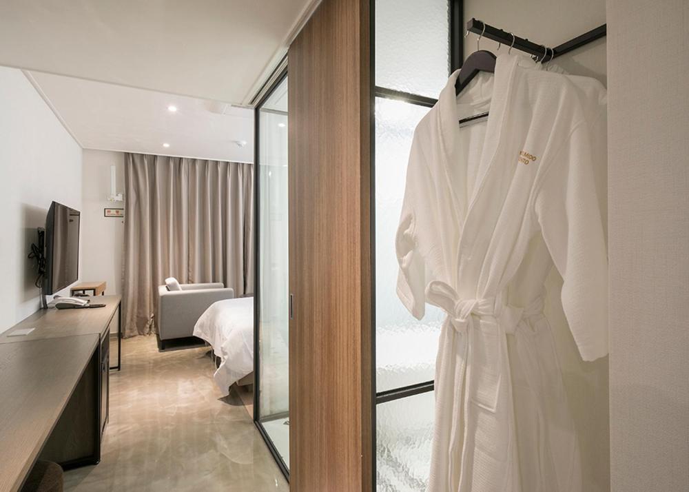 Standard Double Room with Ferris wheel View - Photo 4