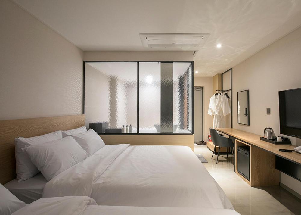 Standard Twin Room with Ferris wheel View - Photo 1