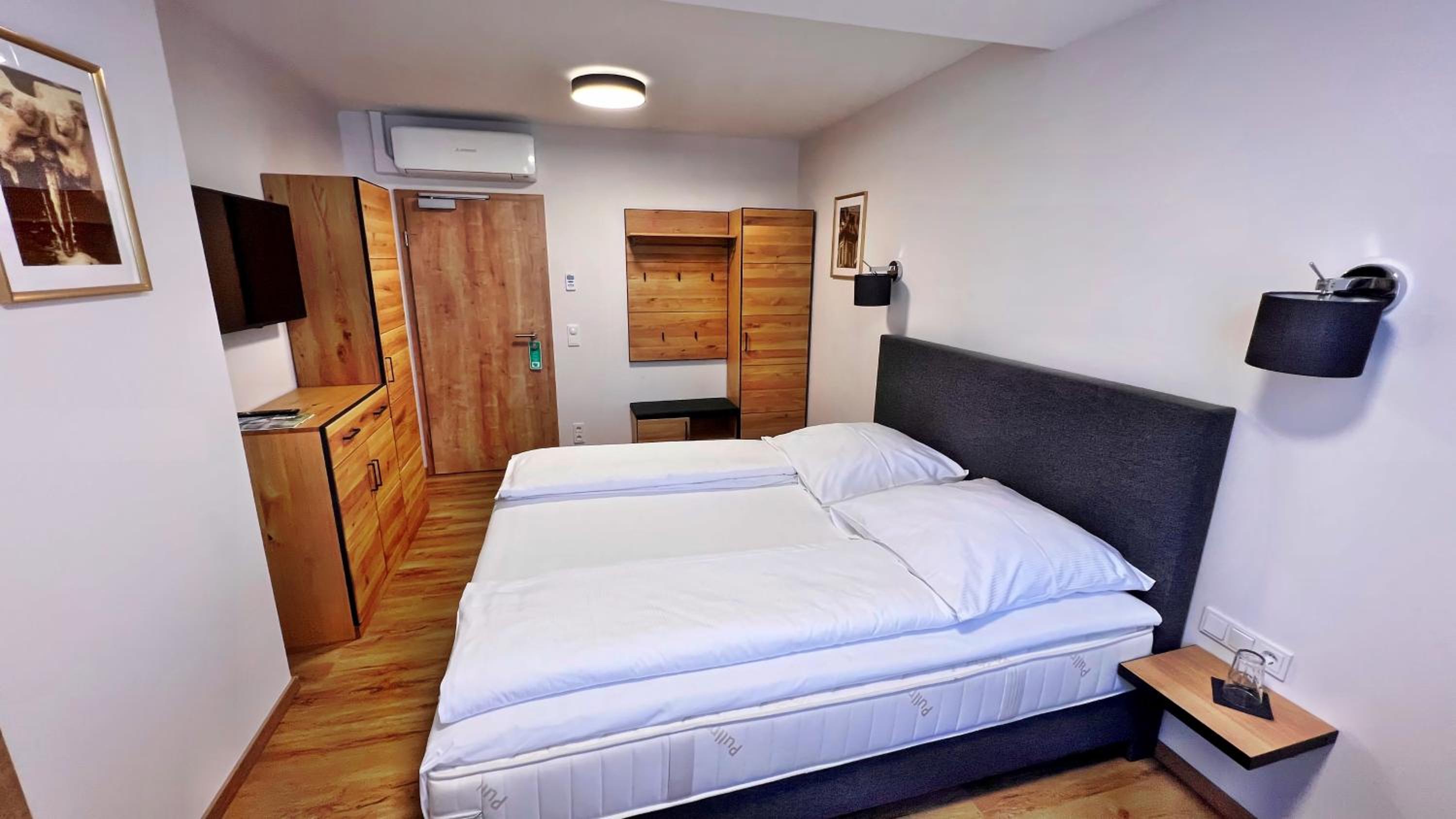 Double Room - Photo 9