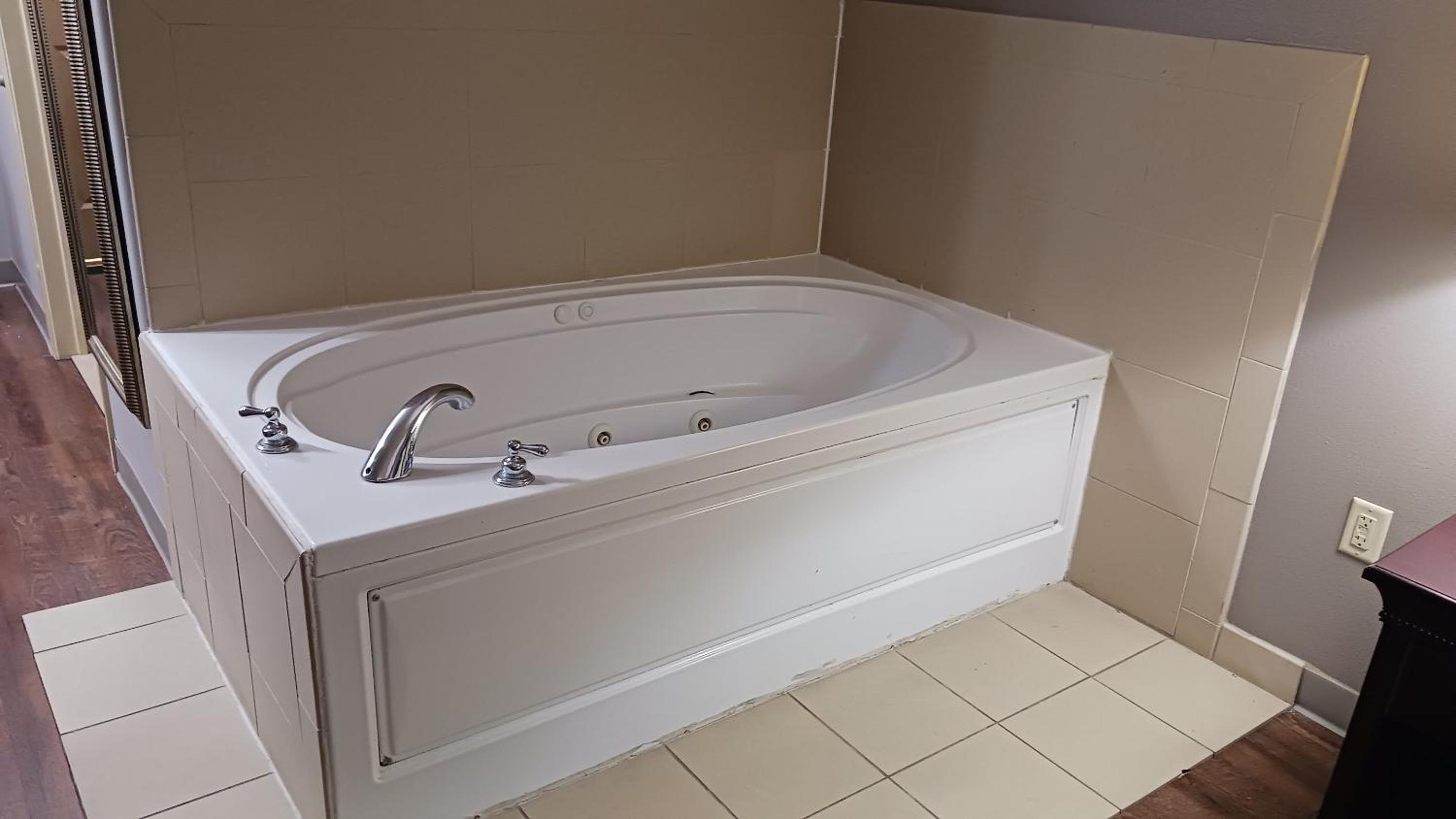 Superior King Room with Spa Bath Non-Smoking - Photo 4
