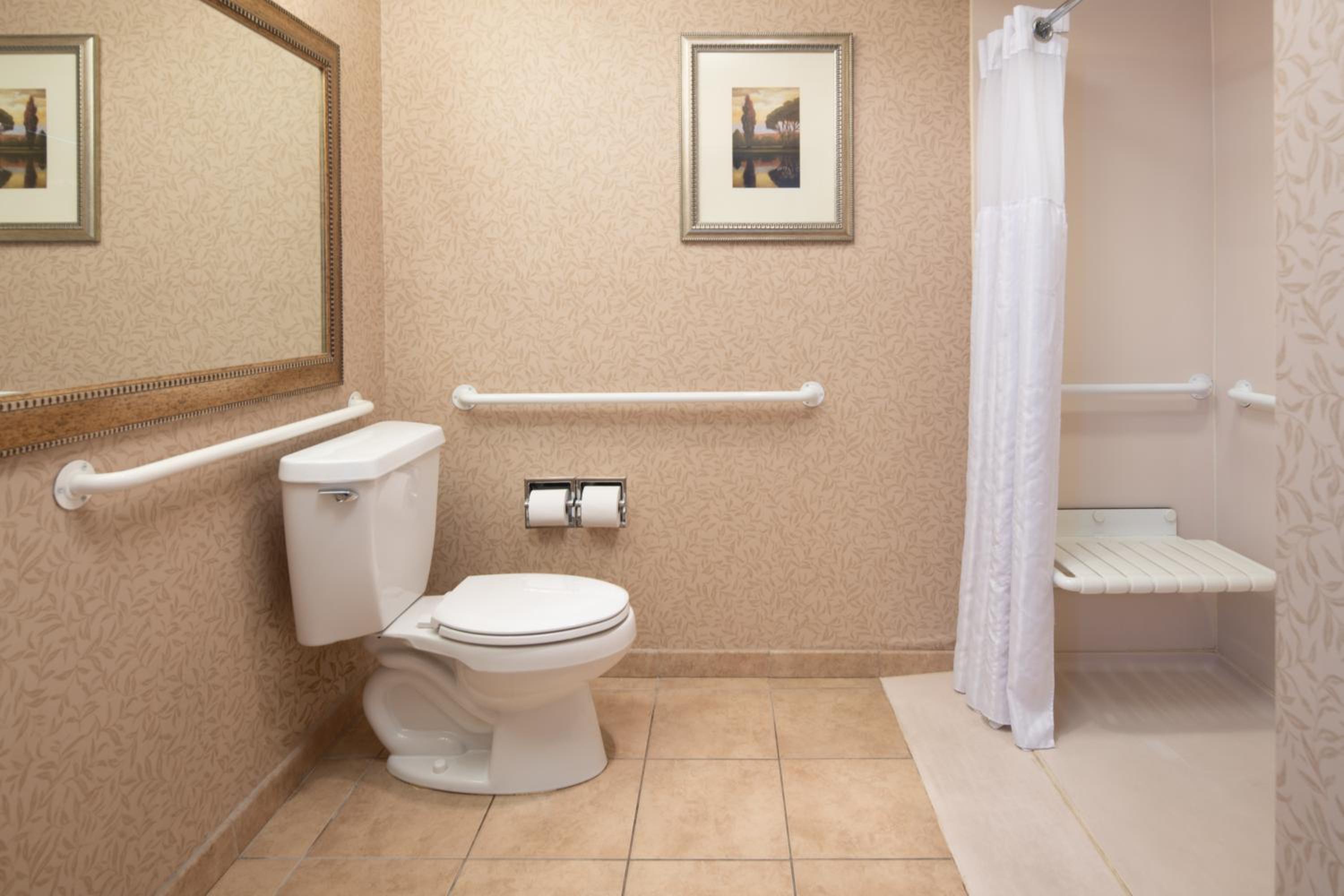 Queen Room with Two Queen Beds - Disability Access - Photo 3
