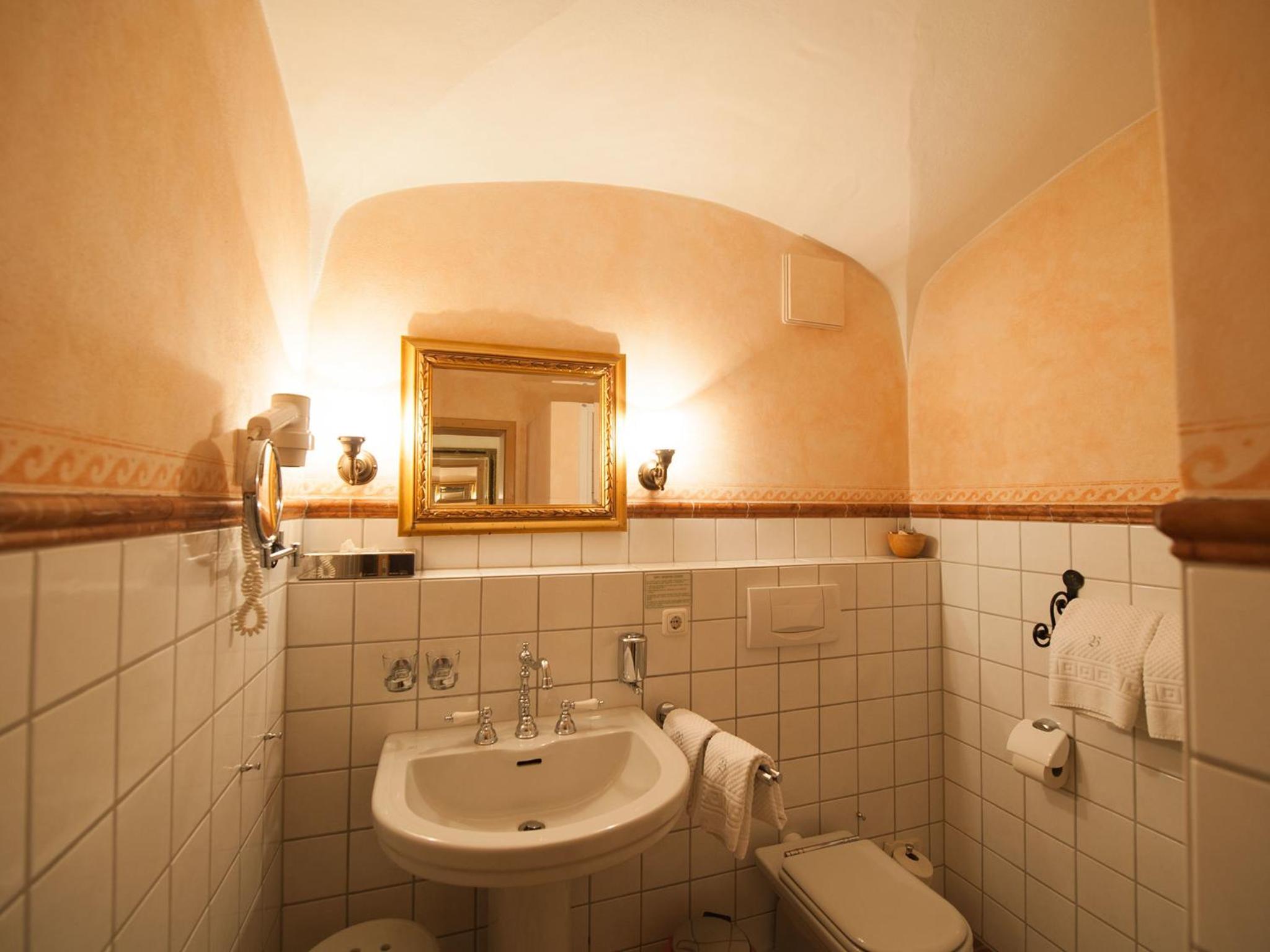 Deluxe Double Room with Balcony - Photo 8