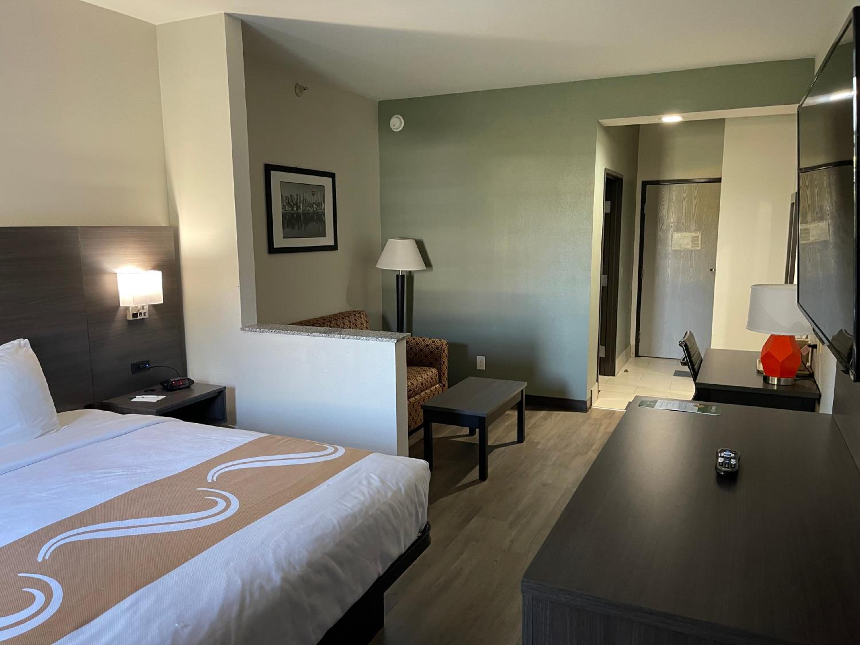 King Suite - Non-Smoking - Photo 3