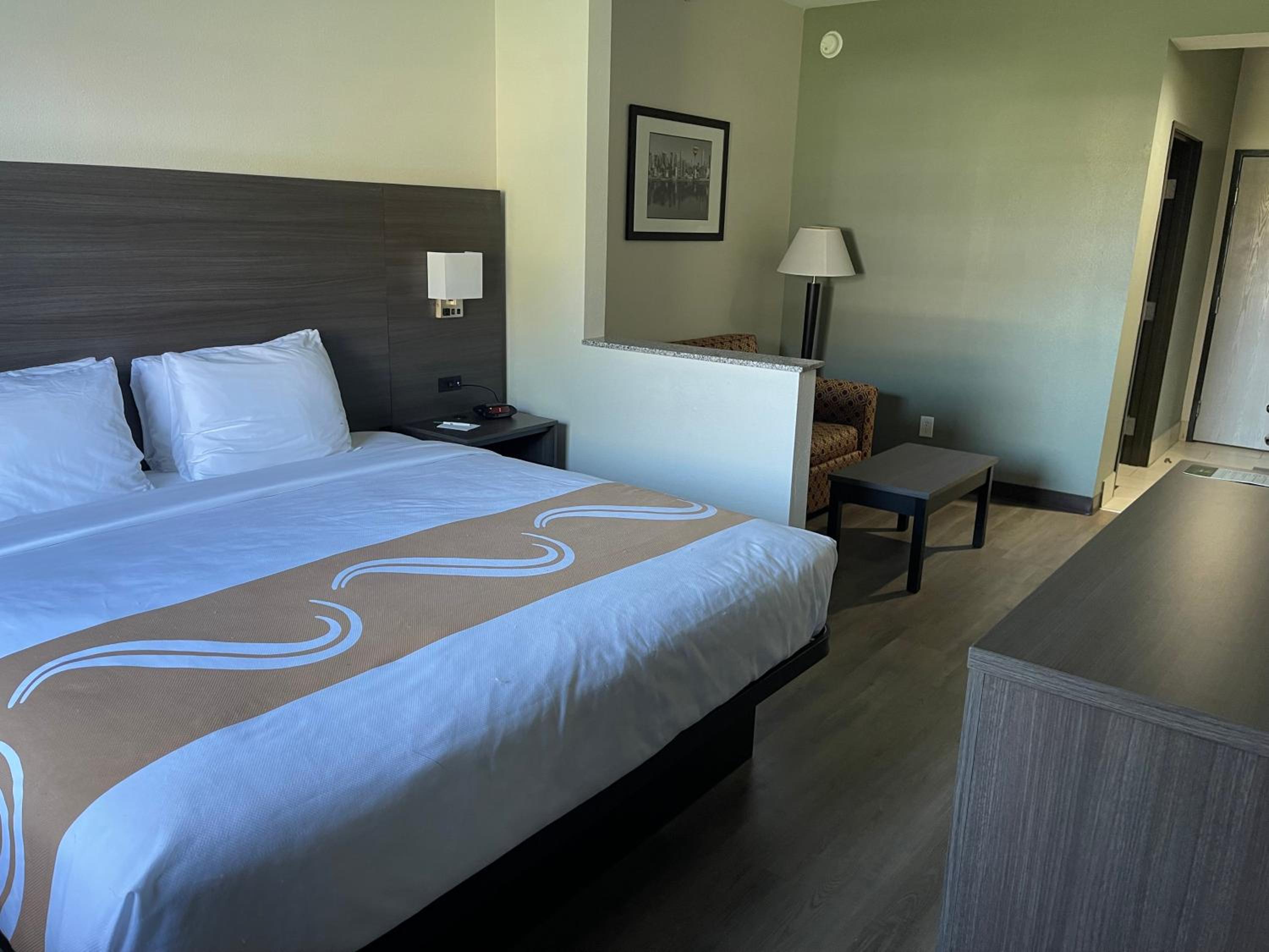 King Suite - Non-Smoking - Photo 6