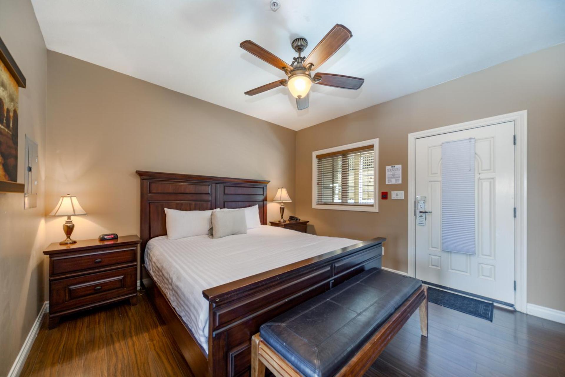 Deluxe King Suite photo 1