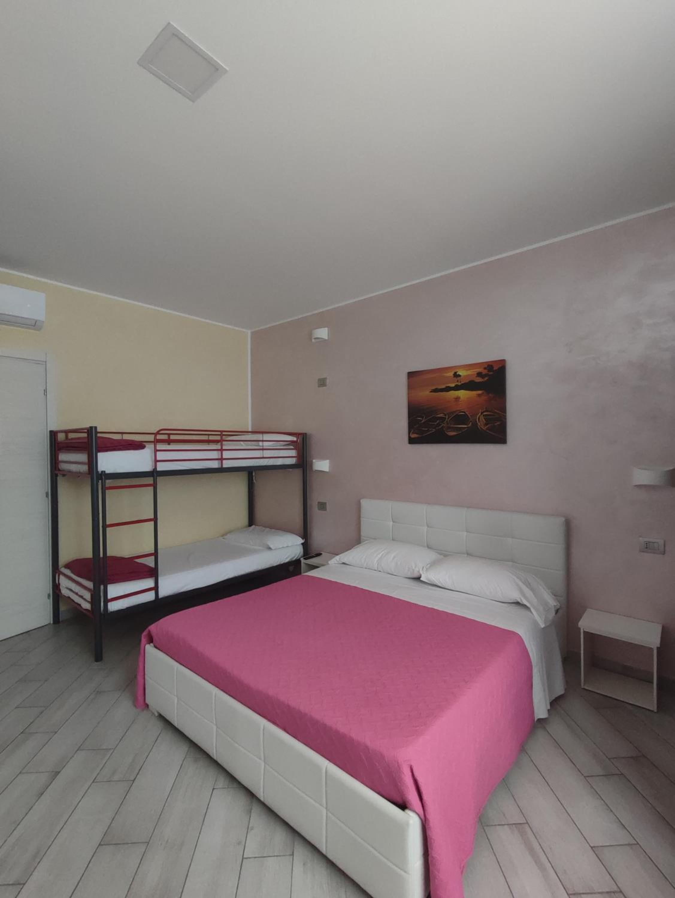 Quadruple Room with Private Bathroom - Photo 4