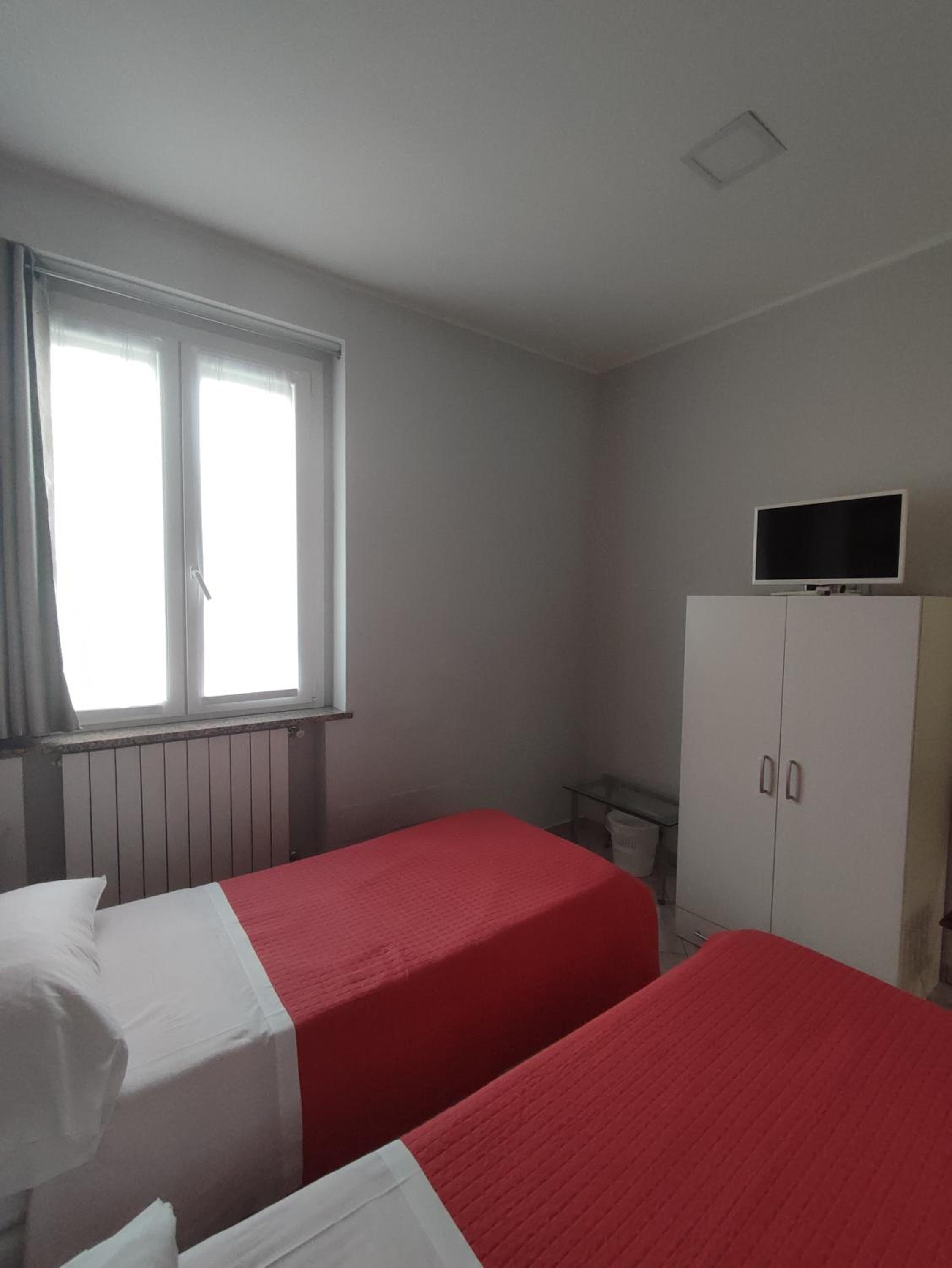 Twin Room with Bathroom - Photo 6