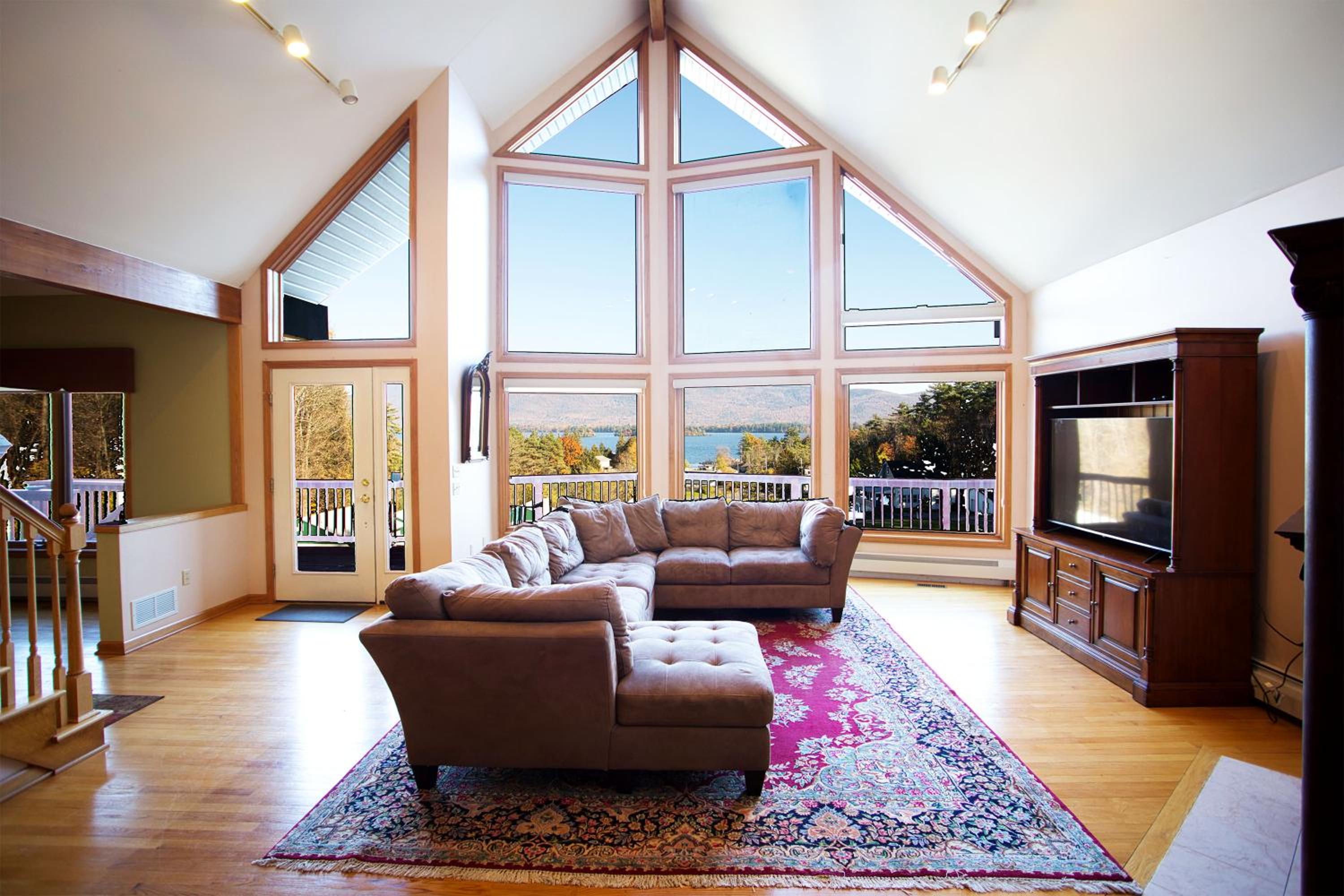 Six-Bedroom House photo 3