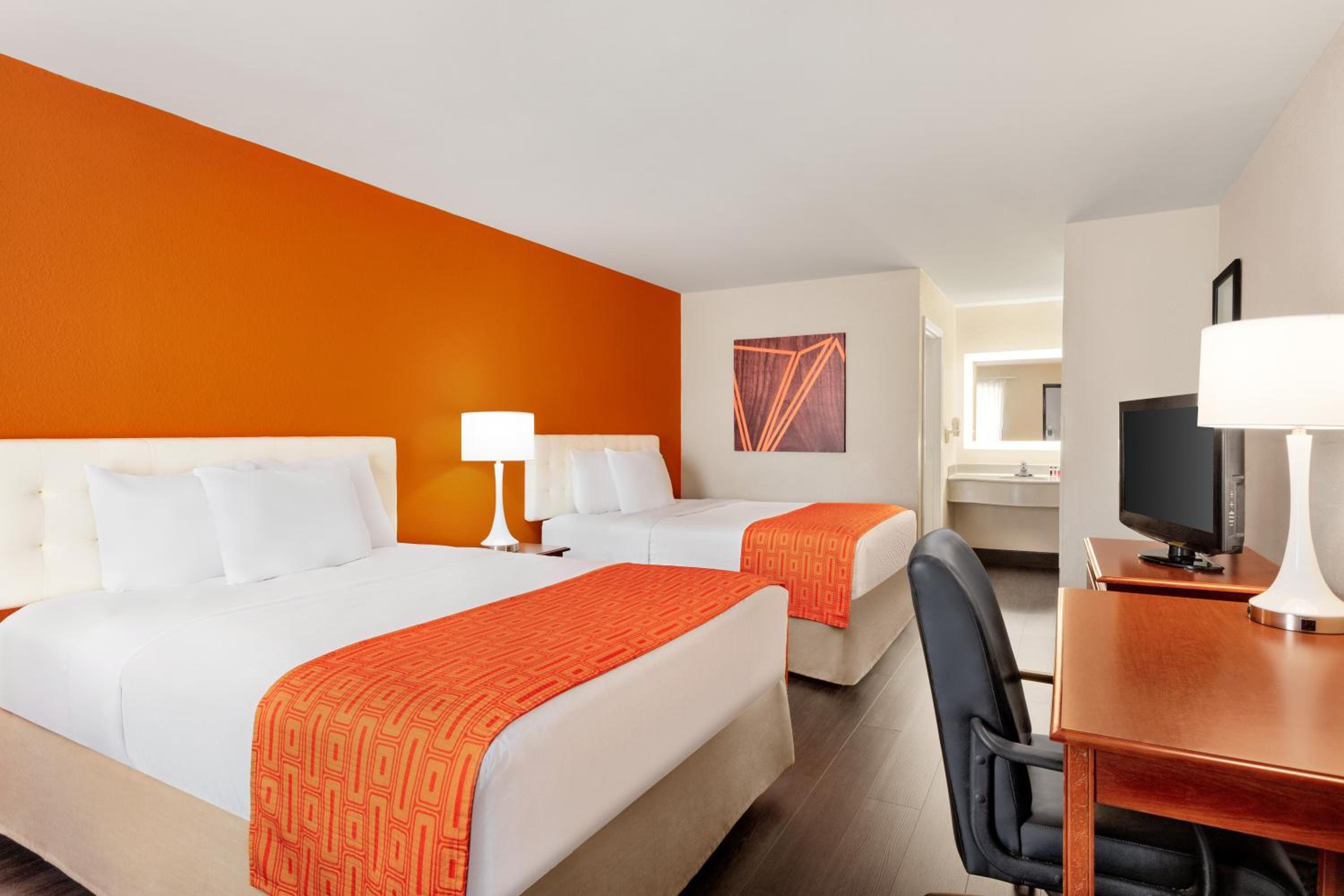 Queen Room with Two Queen Beds - Non-Smoking - Photo 5