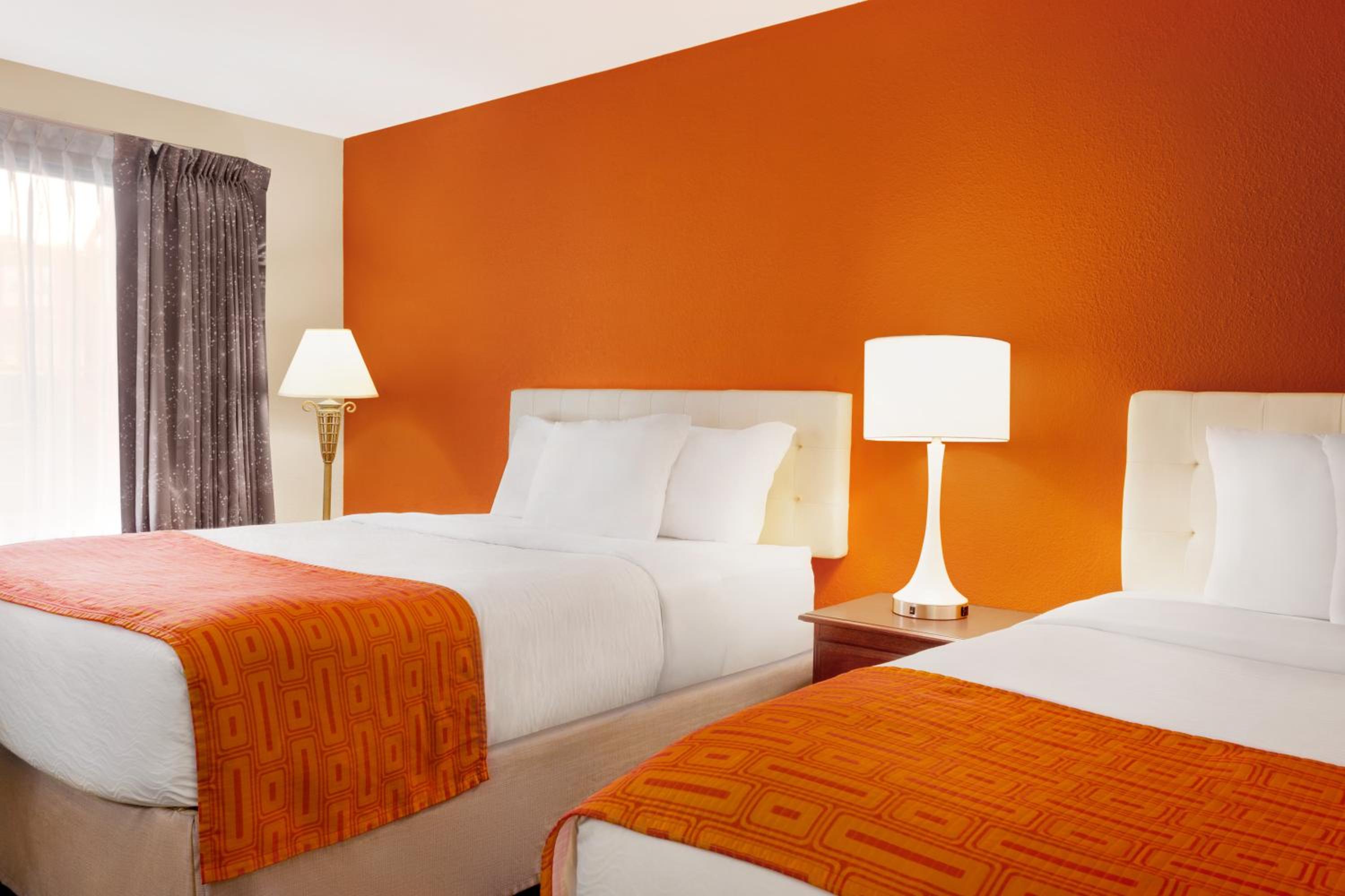 Queen Room with Two Queen Beds - Non-Smoking - Photo 7