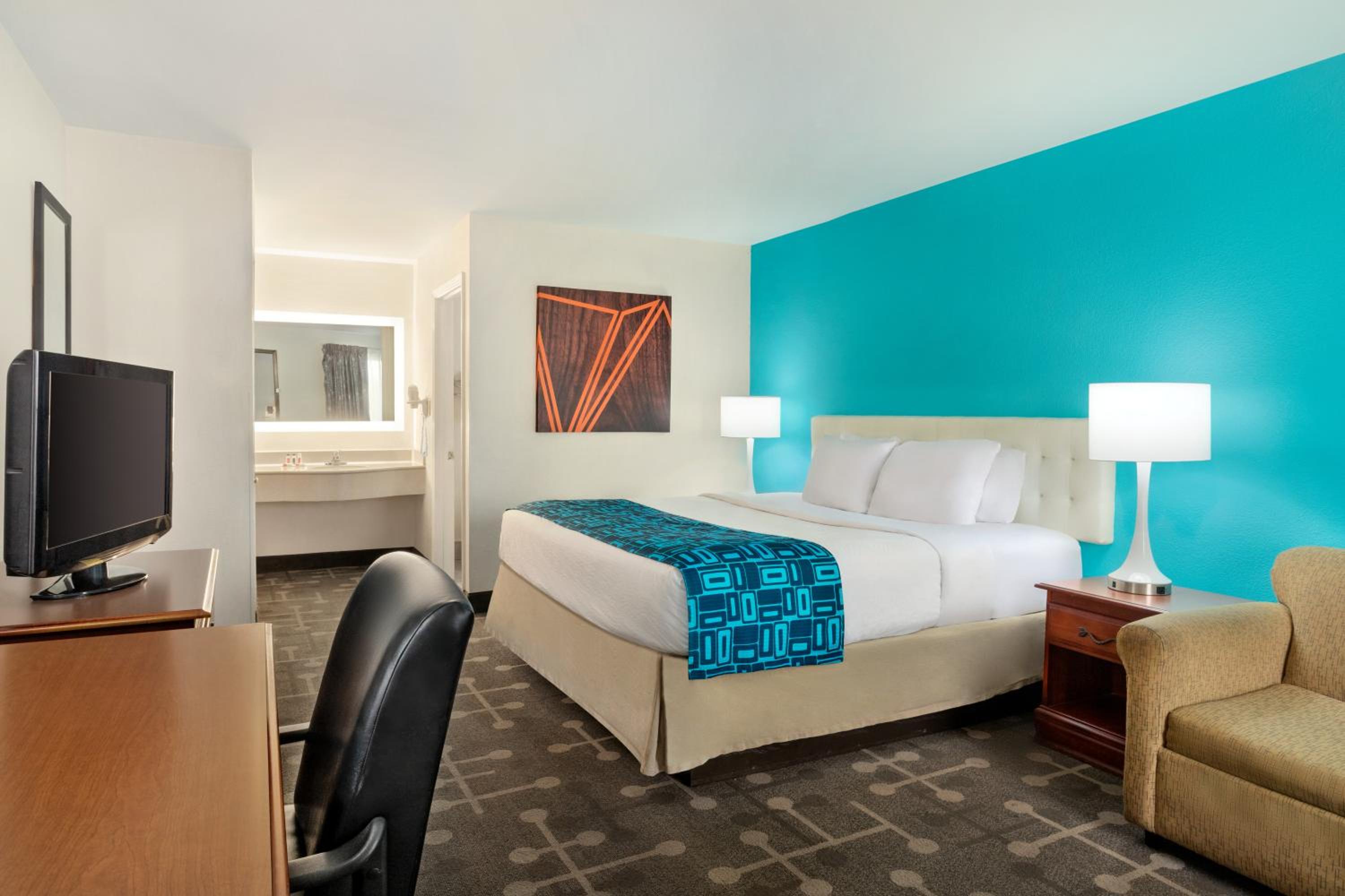 King Room - Non-Smoking - Photo 2