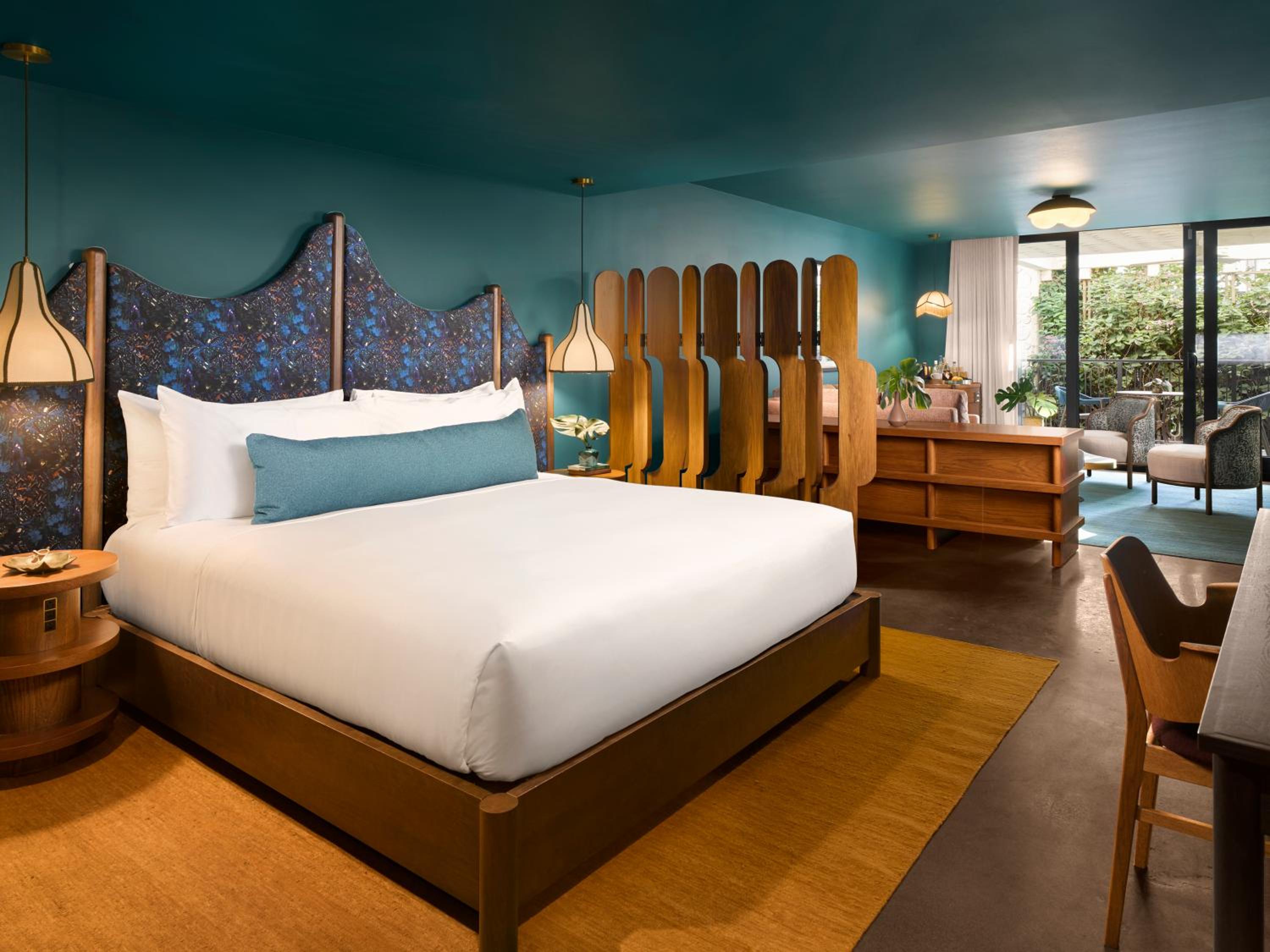 King Suite with Balcony thumbnail 5