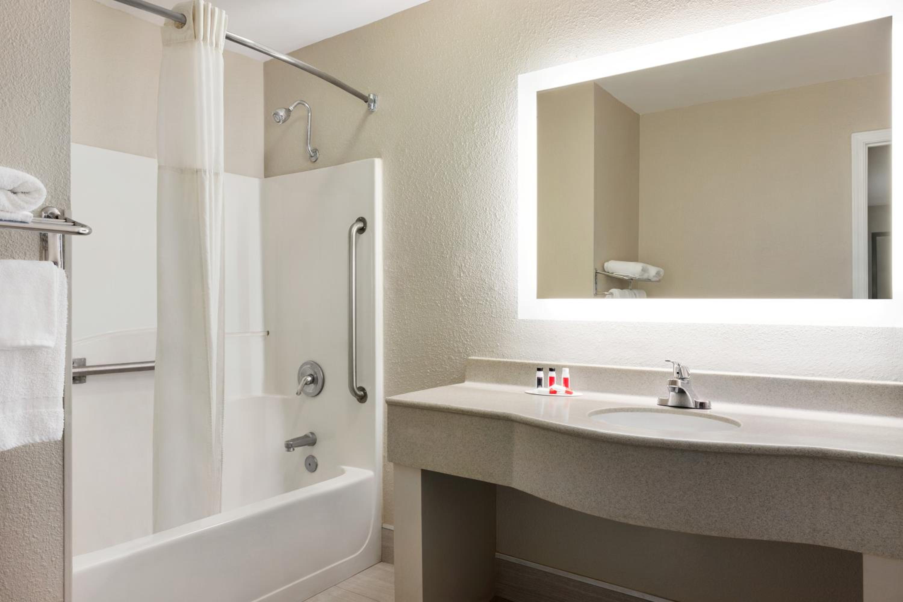 Queen Room with Two Queen Beds - Mobility Access/Non-Smoking - Photo 10