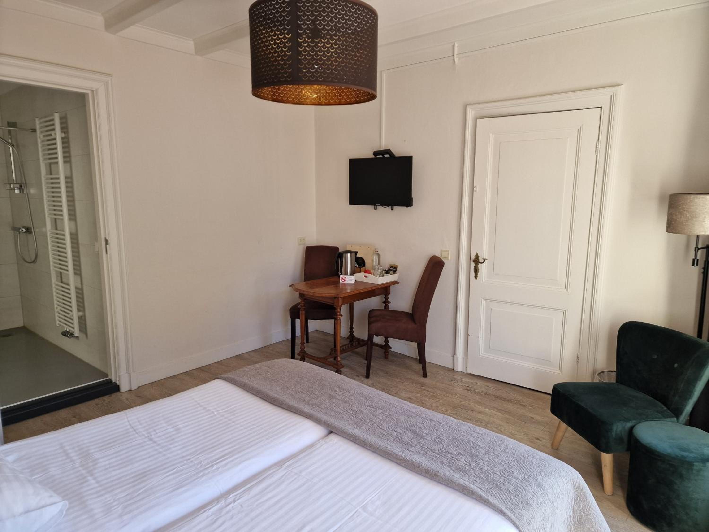 Double or Twin Room with Shower - Photo 2