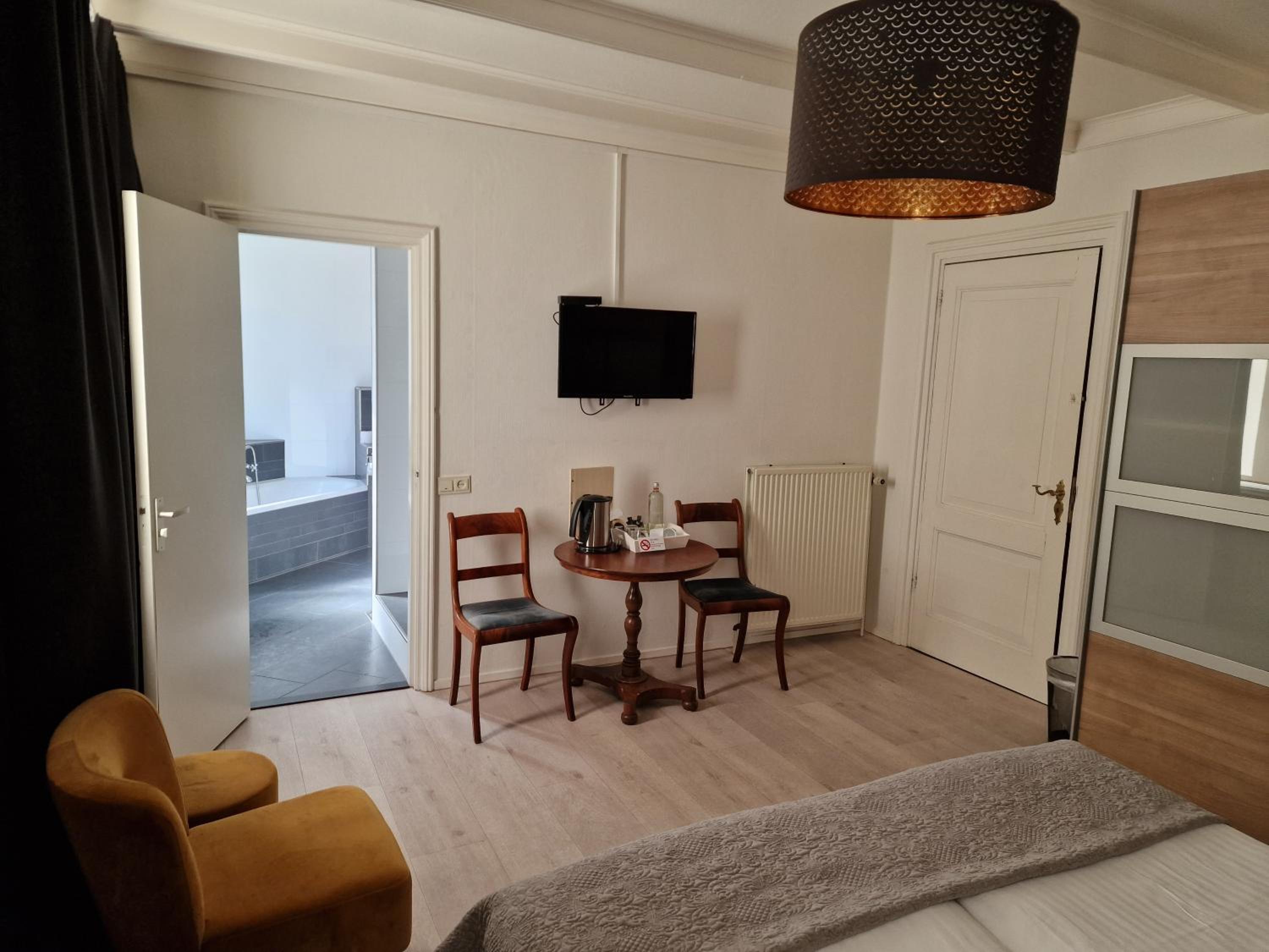 Double or Twin Room with Bathroom - Photo 2