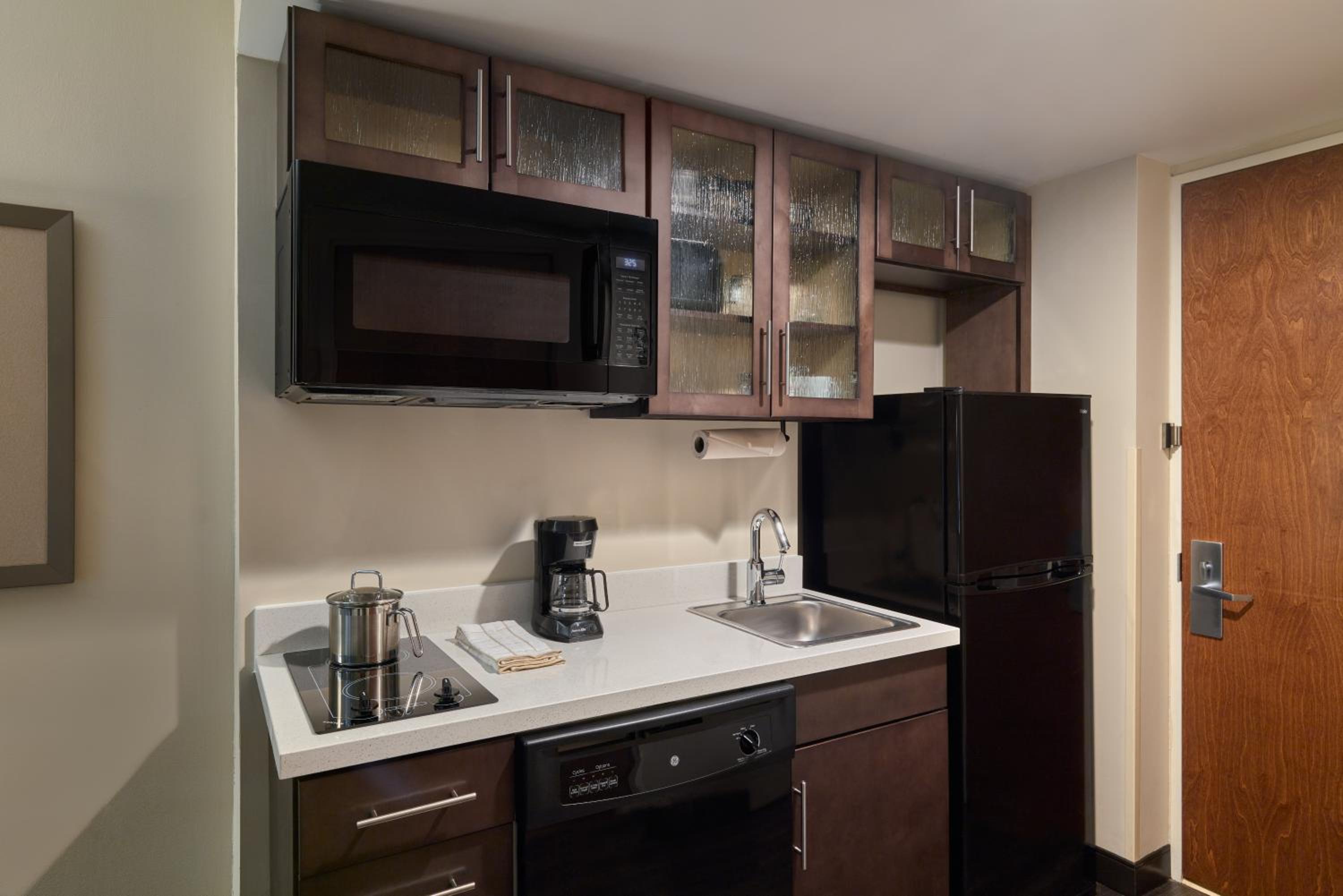 One-Bedroom Queen Suite thumbnail 5